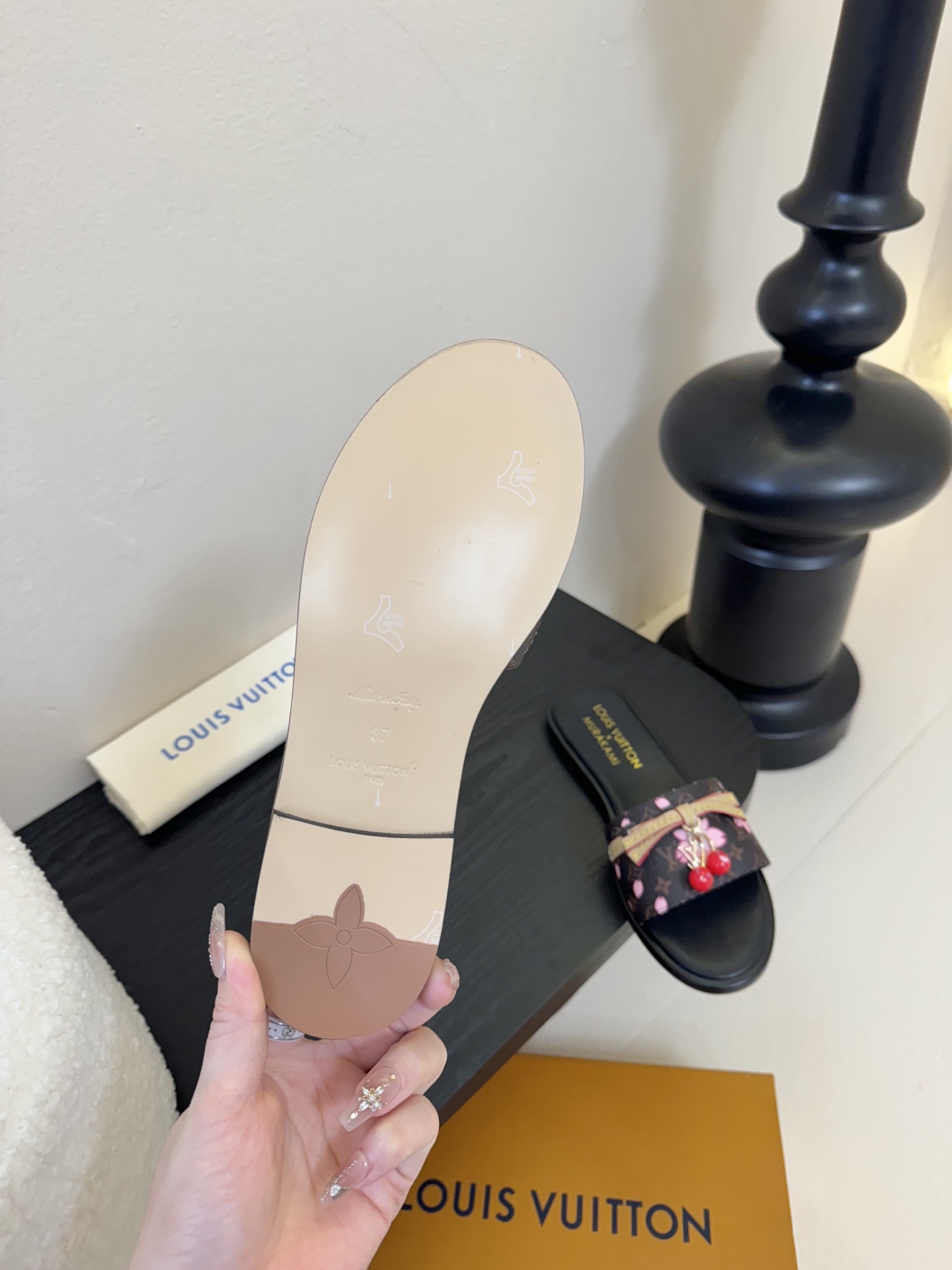 
  Louis Vuitton ss25 new arrival LV驴牌春夏新品系列高跟拖鞋
简约精