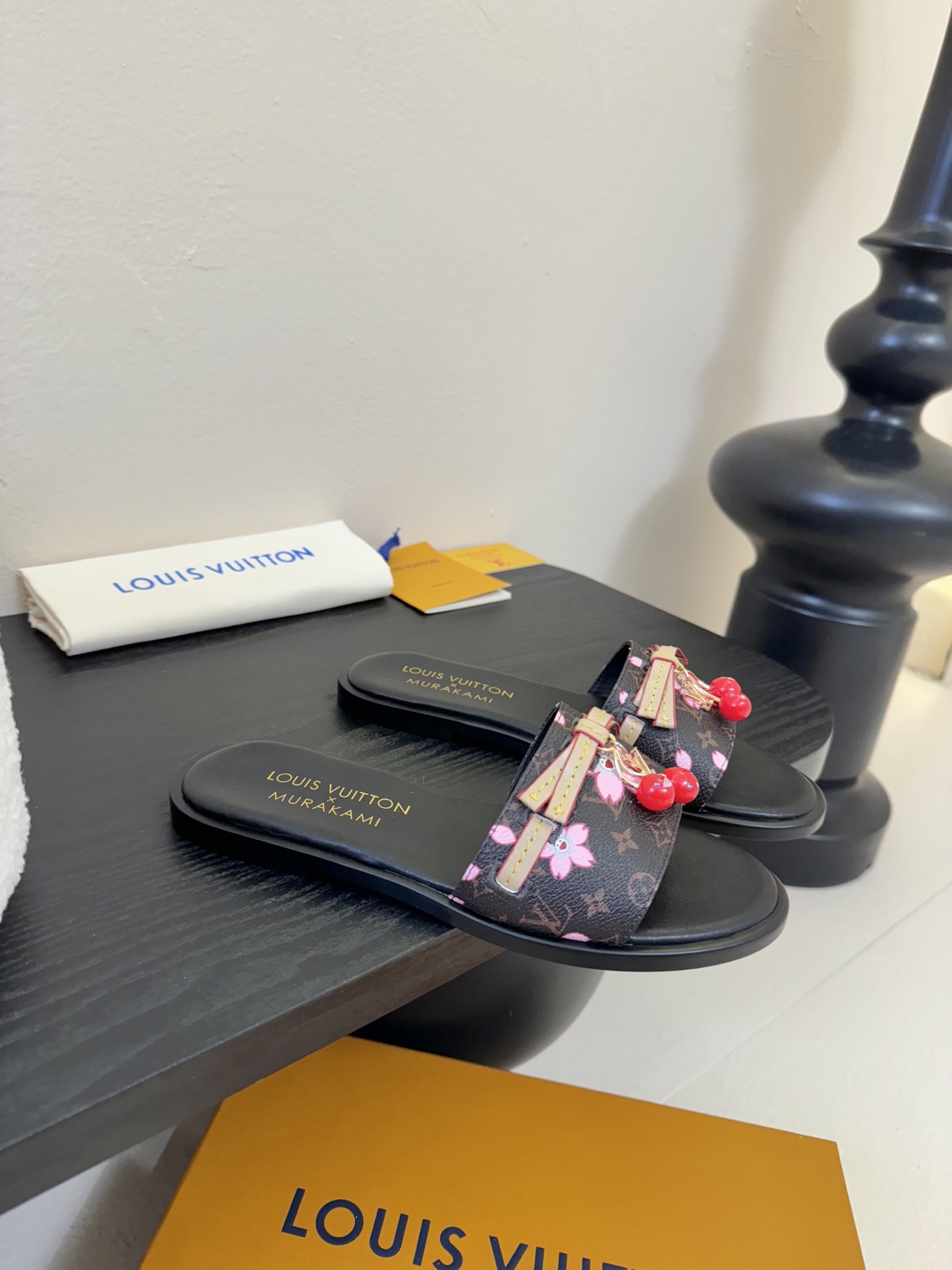 
  Louis Vuitton ss25 new arrival LV驴牌春夏新品系列高跟拖鞋
简约精