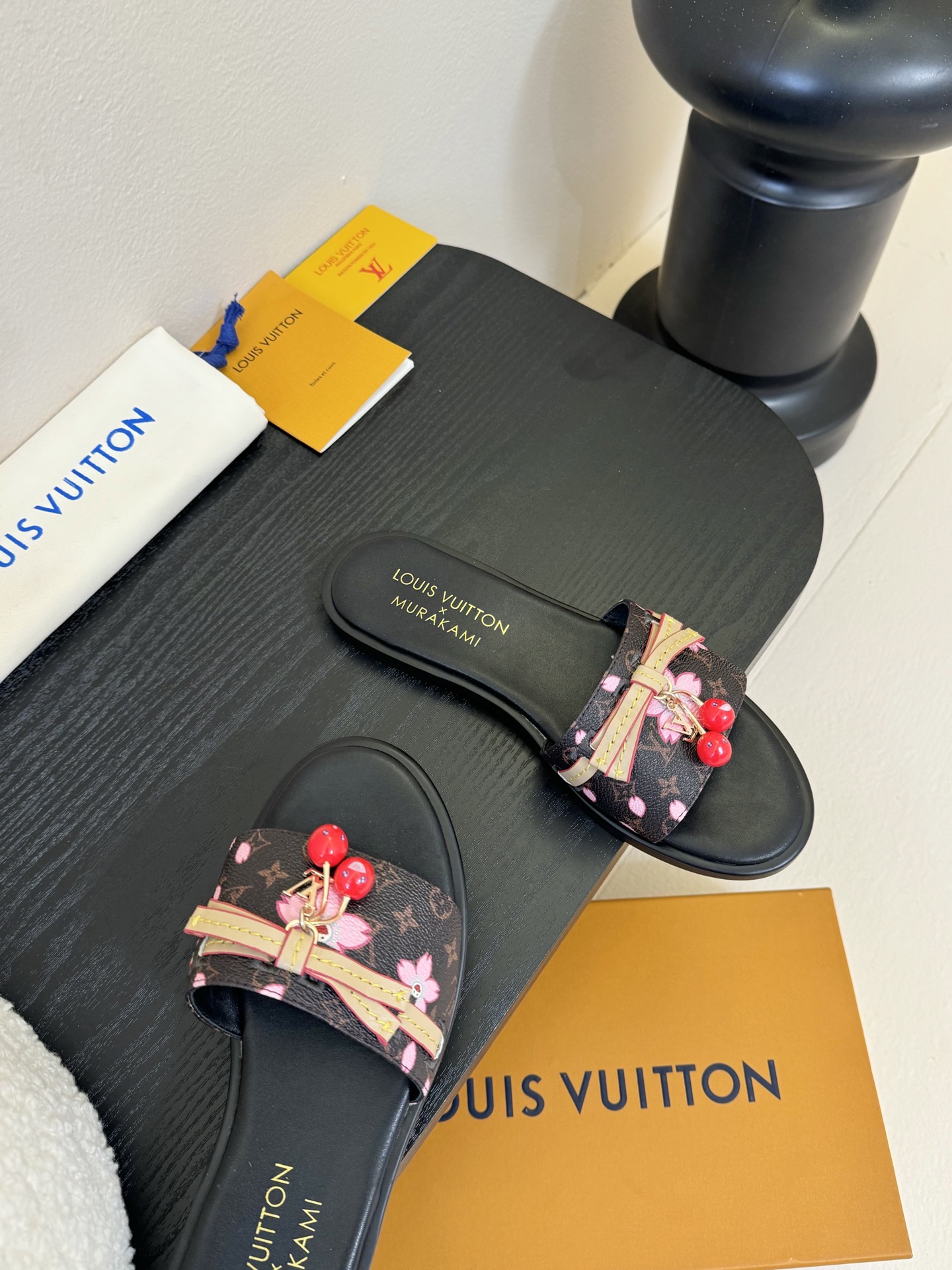 
  Louis Vuitton ss25 new arrival LV驴牌春夏新品系列高跟拖鞋
简约精