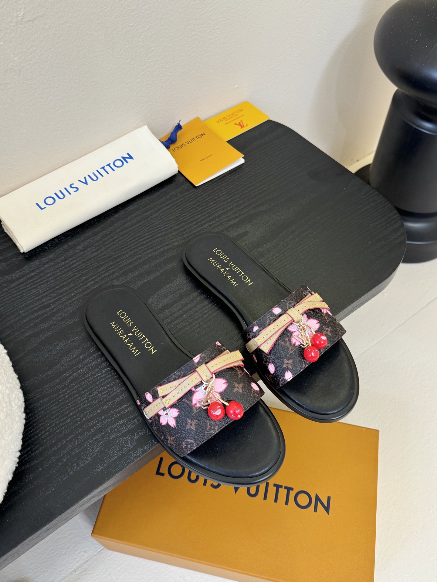 
  Louis Vuitton ss25 new arrival LV驴牌春夏新品系列高跟拖鞋
简约精