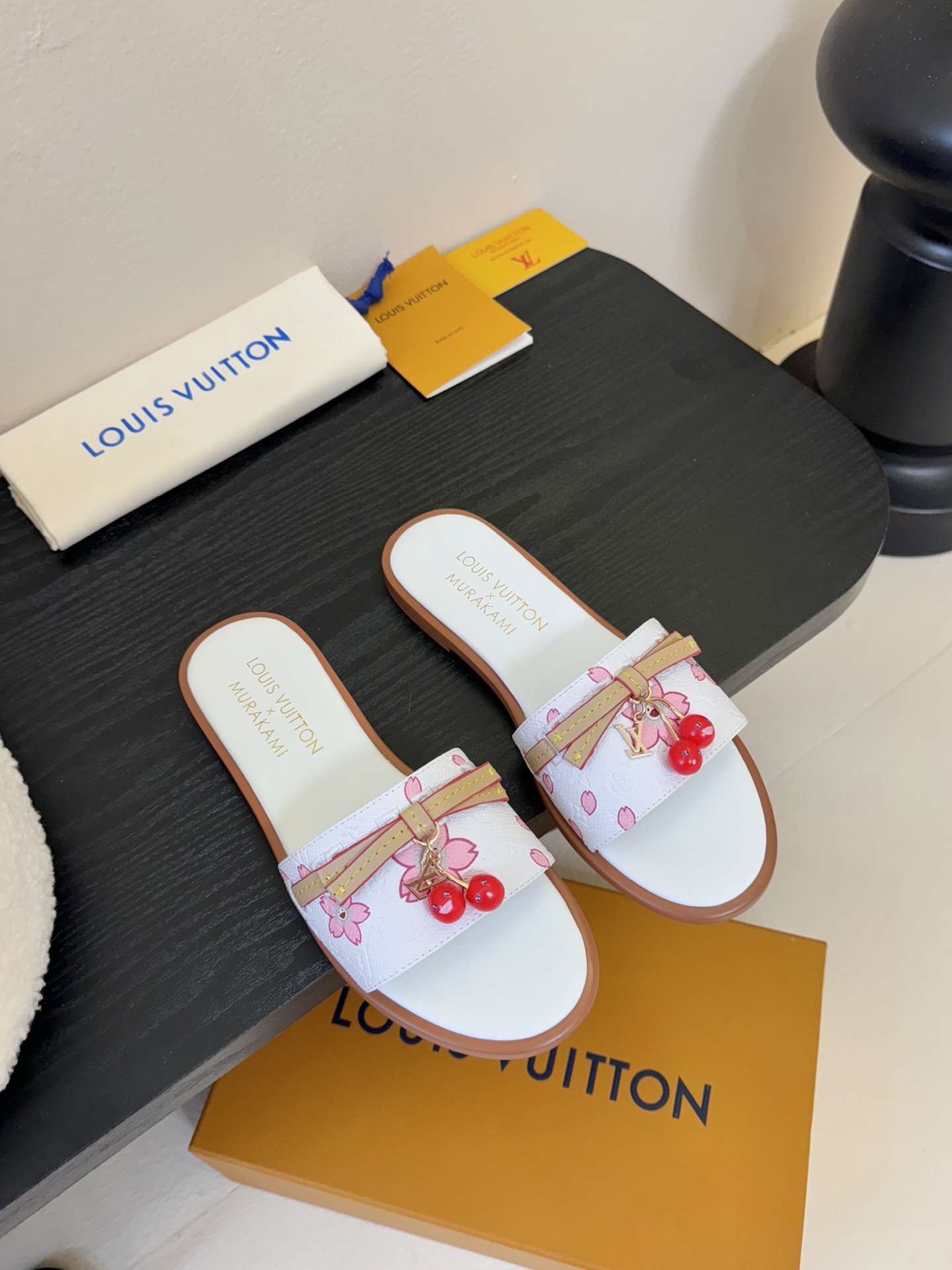 
  Louis Vuitton ss25 new arrival LV驴牌春夏新品系列高跟拖鞋
简约精