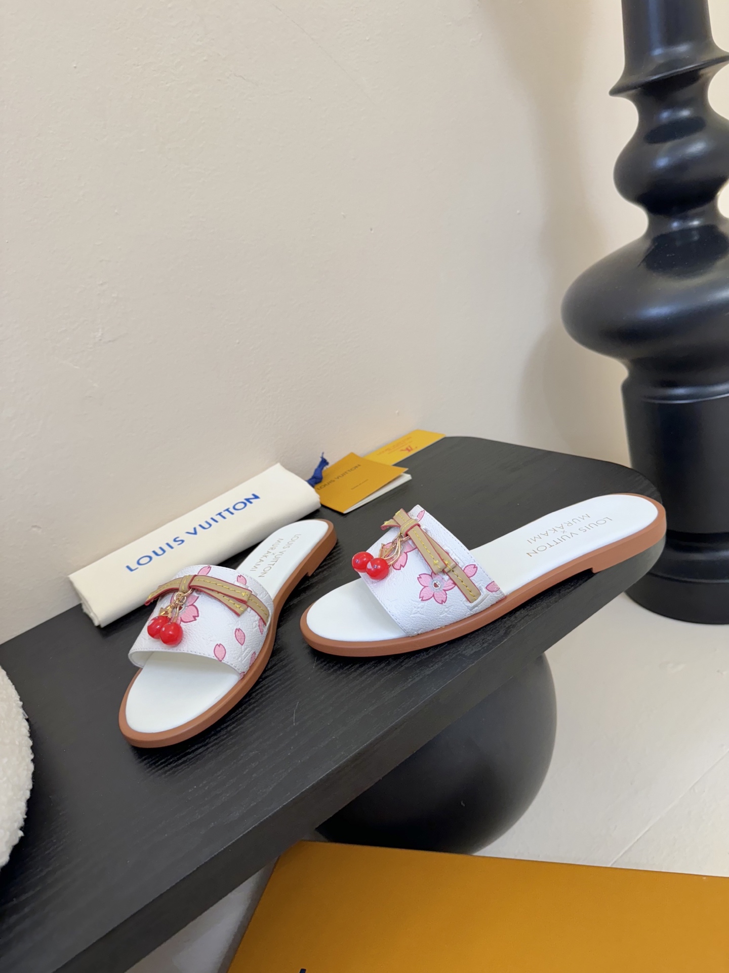 
  Louis Vuitton ss25 new arrival LV驴牌春夏新品系列高跟拖鞋
简约精
