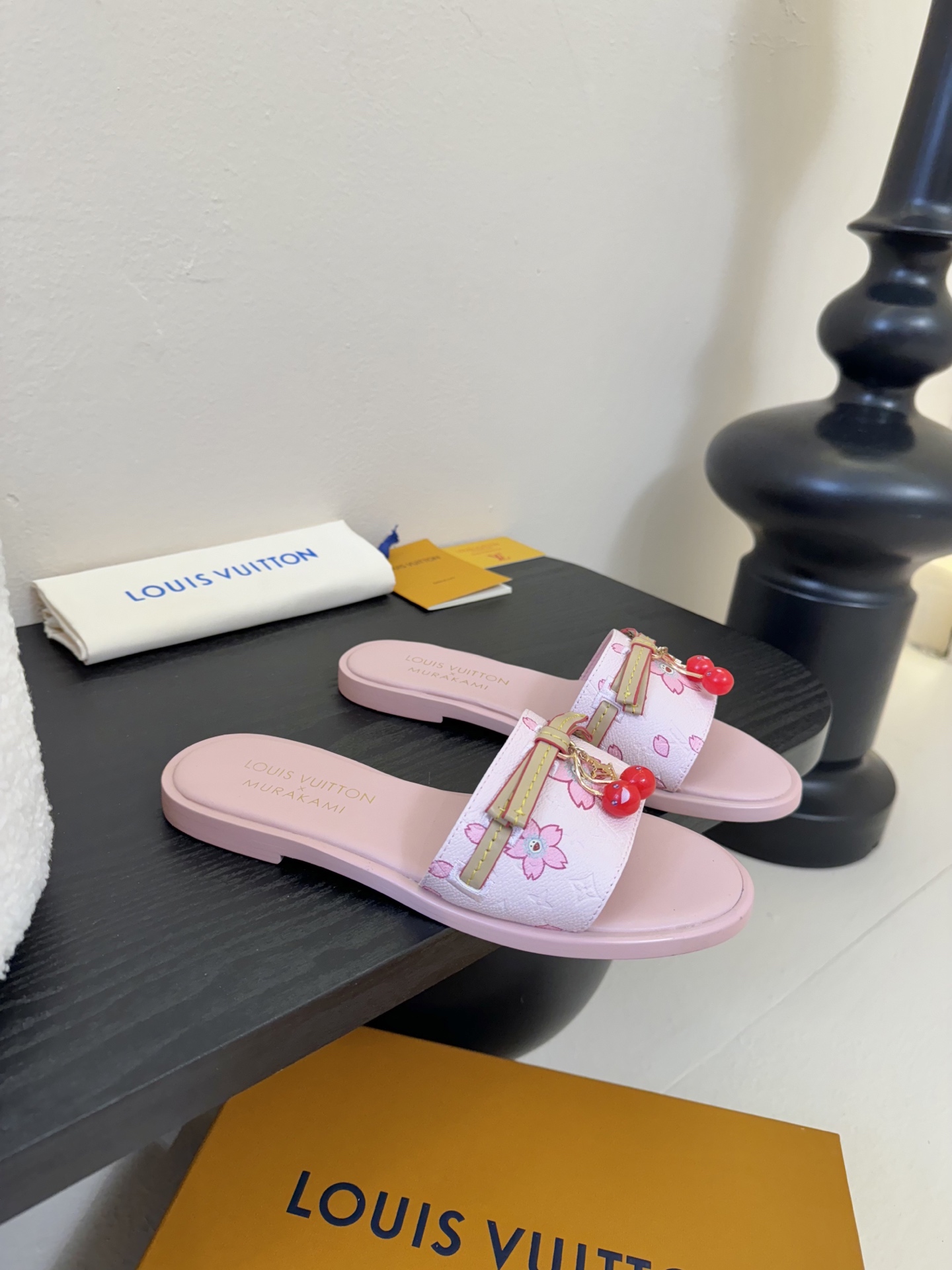 
  Louis Vuitton ss25 new arrival LV驴牌春夏新品系列高跟拖鞋
简约精