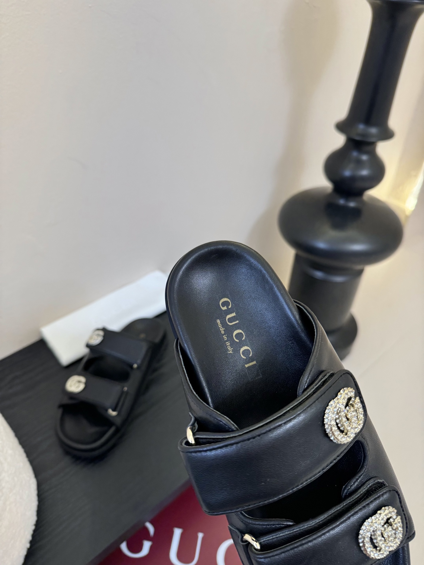 
Gucci/古驰
双G扣设计很耐看 可调节大小👍
五金扣原版开模电镀🔍不易褪色 
面料：原版定制羊皮
