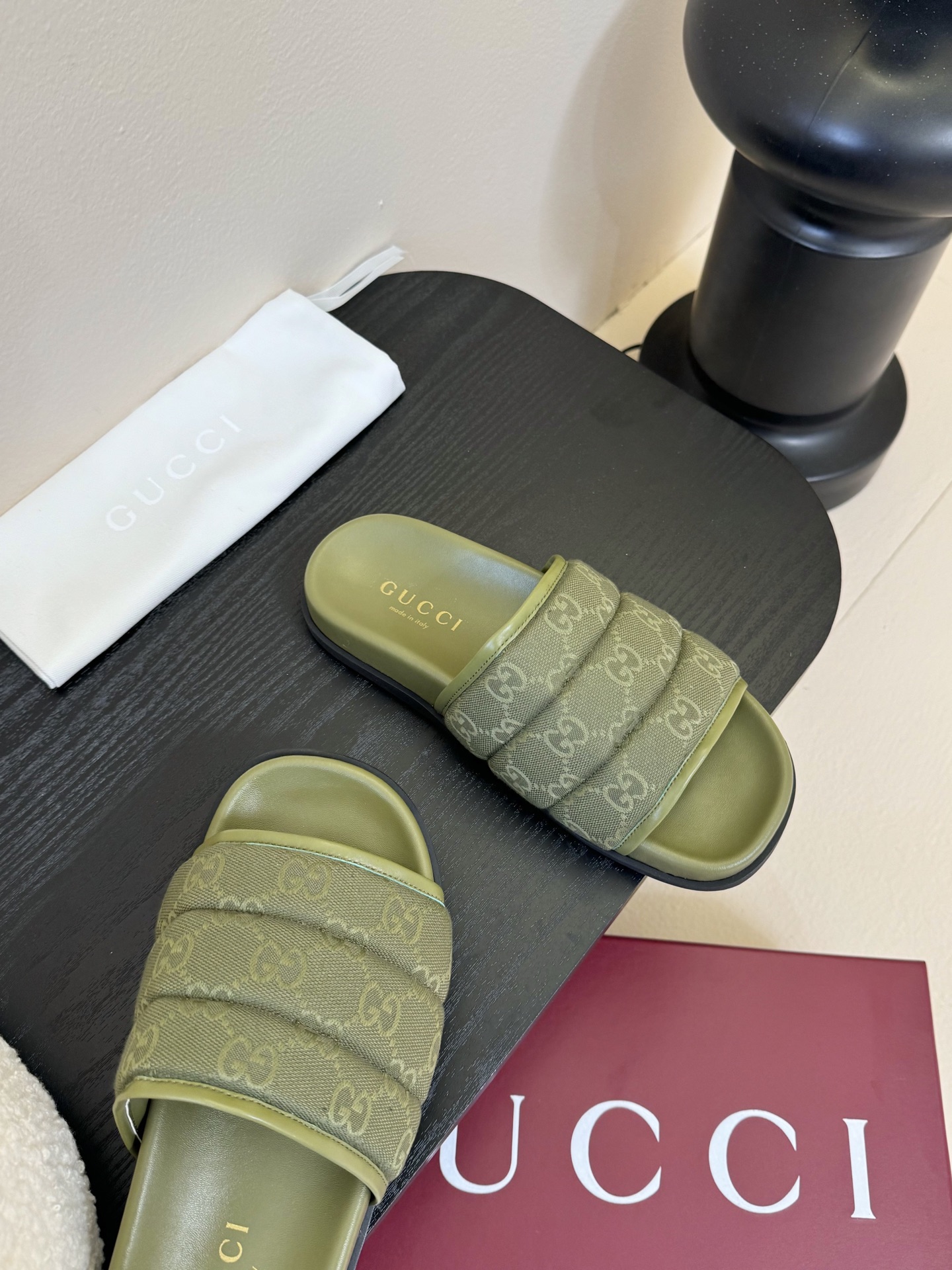 
Gucci/古驰
双G扣设计很耐看 可调节大小👍
五金扣原版开模电镀🔍不易褪色 
面料：原版定制材质
