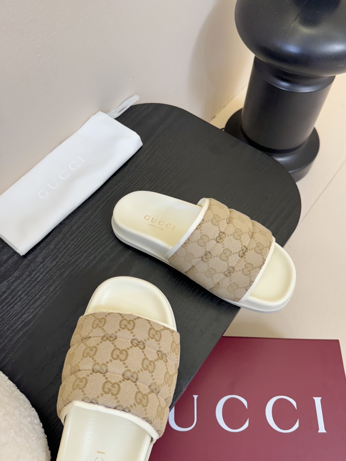 
Gucci/古驰
双G扣设计很耐看 可调节大小👍
五金扣原版开模电镀🔍不易褪色 
面料：原版定制材质
