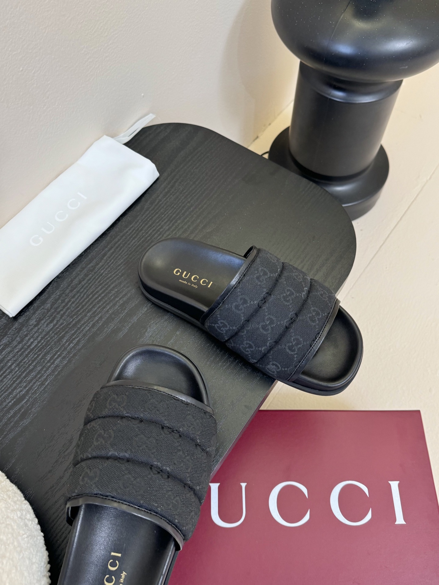 
Gucci/古驰
双G扣设计很耐看 可调节大小👍
五金扣原版开模电镀🔍不易褪色 
面料：原版定制材质
