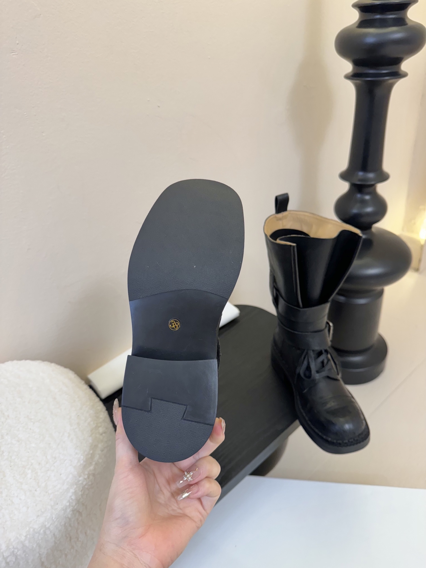 
ETHOR机车靴
万众瞩目的毒液靴
从机车靴汲取灵感，以独特绑带设计为核心亮点，不仅增强了靴子的稳固性