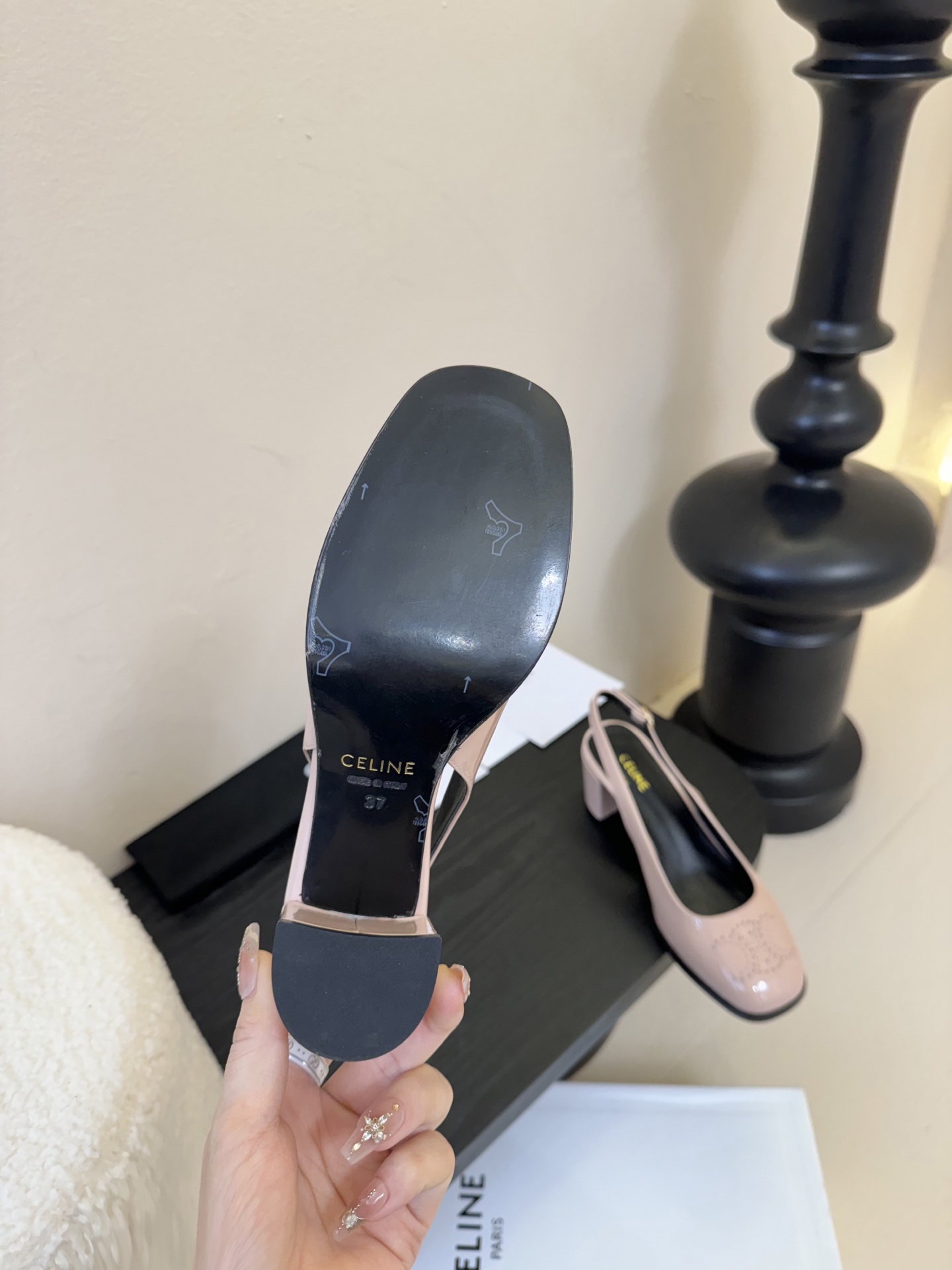  
Celine思琳春夏凯旋门时装高跟鞋 柔美的露脚设计，

上脚真的超级显瘦超级美 C家特定的精致凯旋