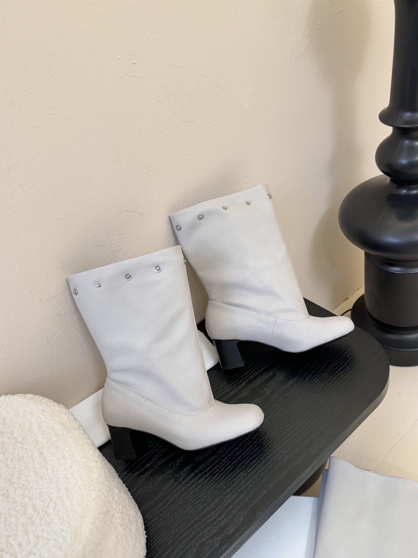 
Paloma Wool 𝟐𝟓𝐀𝐖新品

一鞋多穿 利落皮革拼接铆钉 在硬朗与柔滑间碰撞张力 可直筒可褶