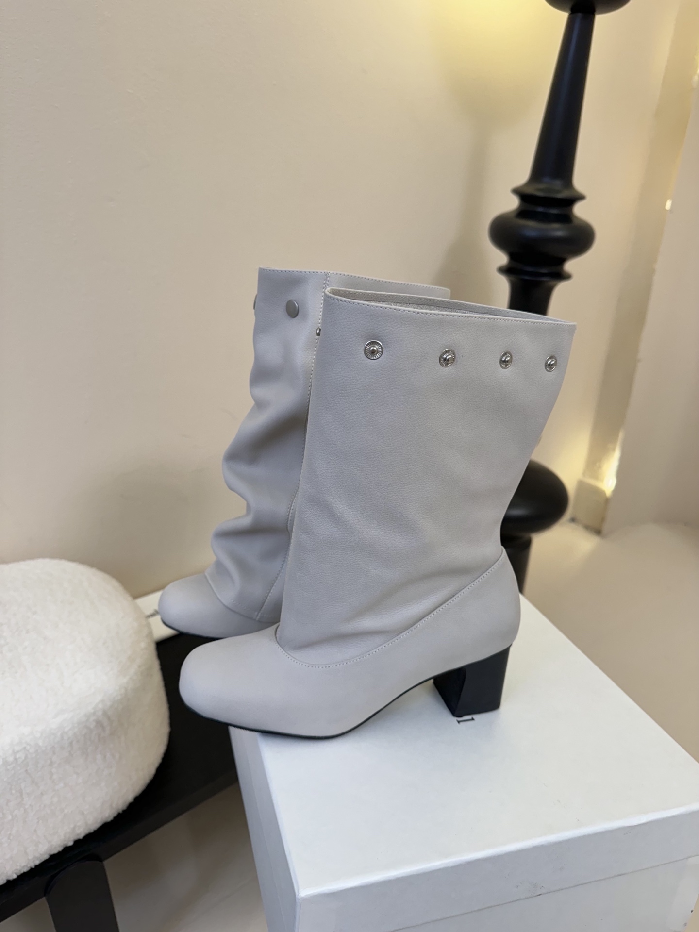 
Paloma Wool 𝟐𝟓𝐀𝐖新品

一鞋多穿 利落皮革拼接铆钉 在硬朗与柔滑间碰撞张力 可直筒可褶