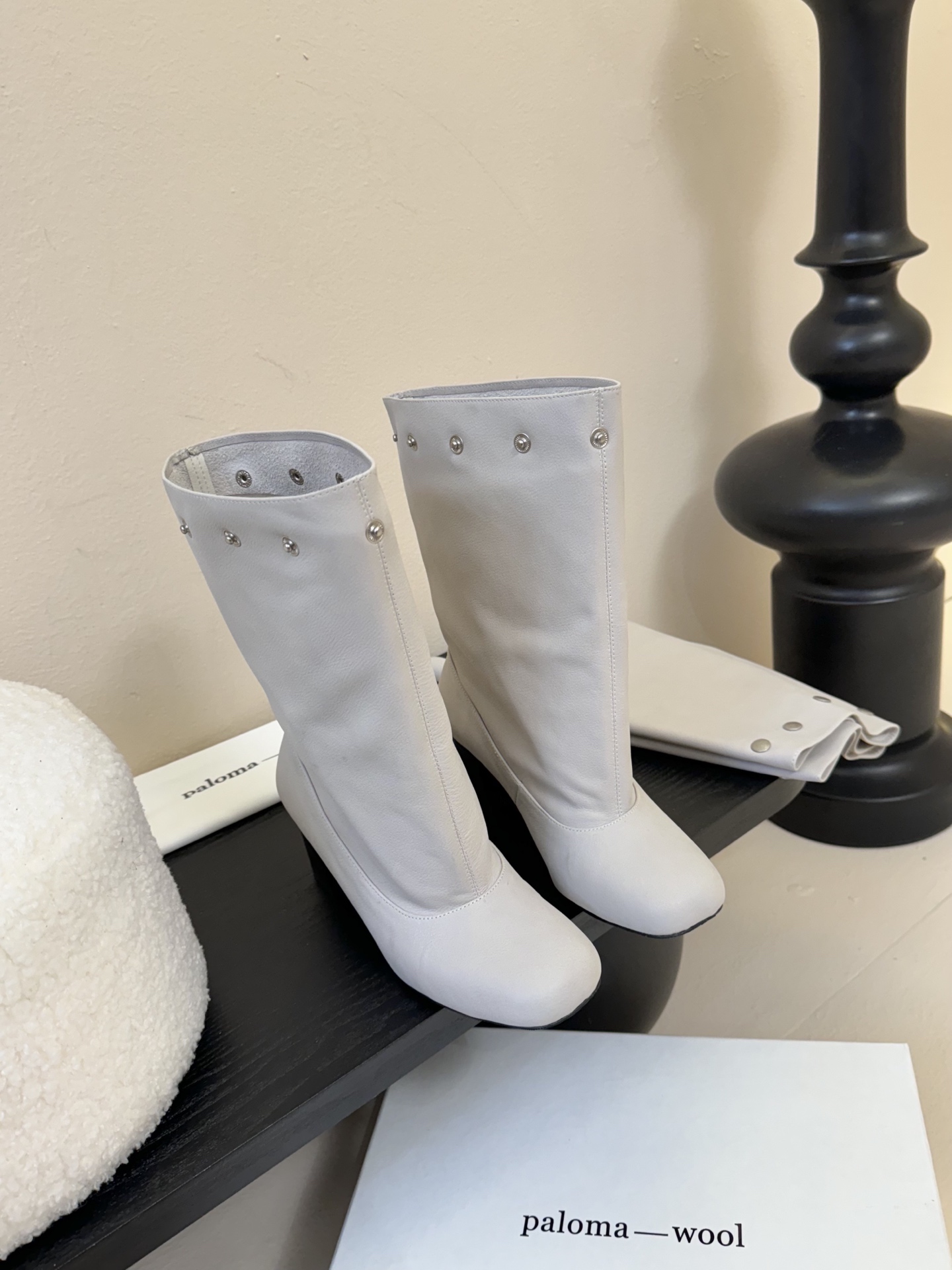 
Paloma Wool 𝟐𝟓𝐀𝐖新品

一鞋多穿 利落皮革拼接铆钉 在硬朗与柔滑间碰撞张力 可直筒可褶