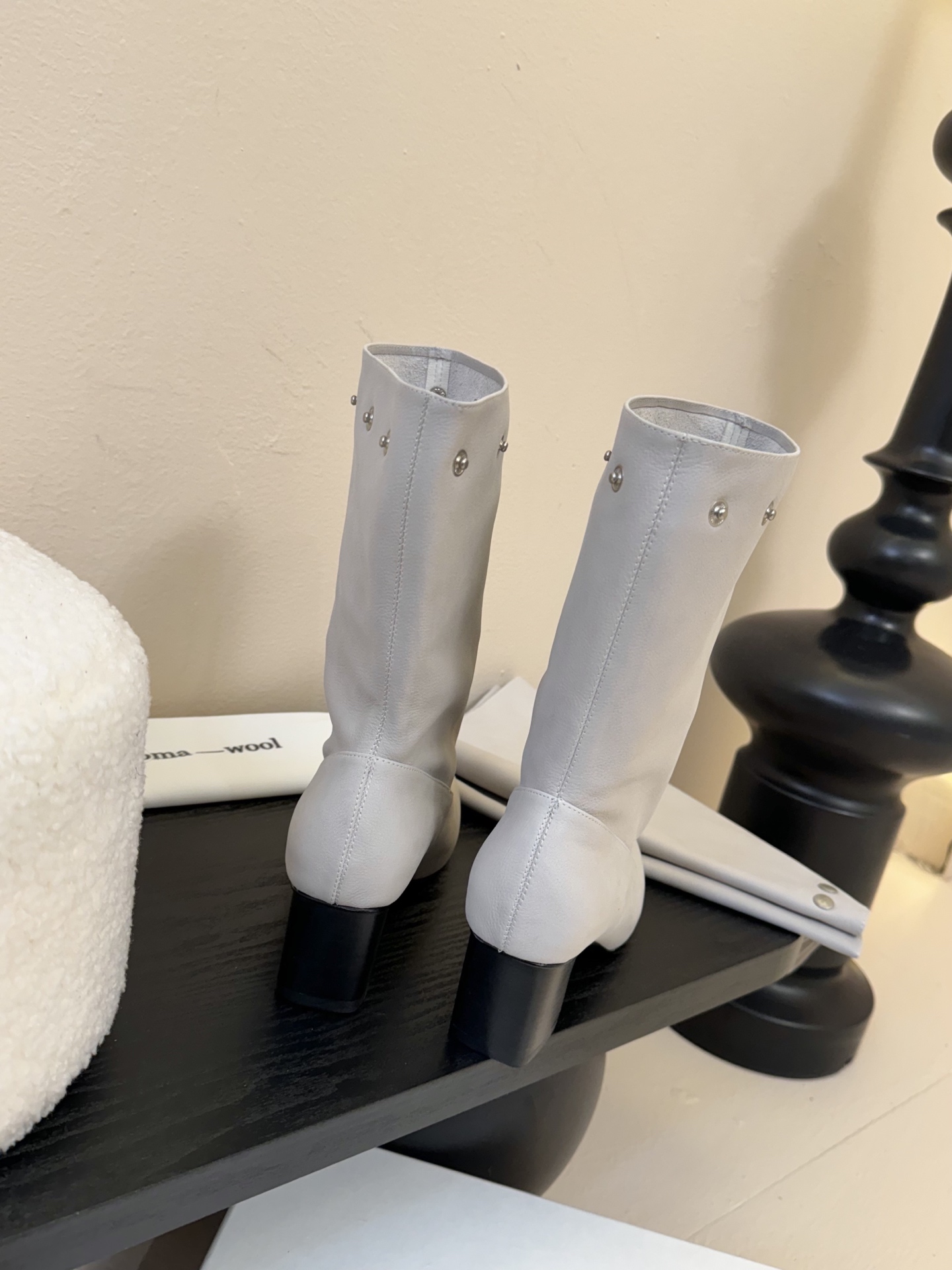 
Paloma Wool 𝟐𝟓𝐀𝐖新品

一鞋多穿 利落皮革拼接铆钉 在硬朗与柔滑间碰撞张力 可直筒可褶