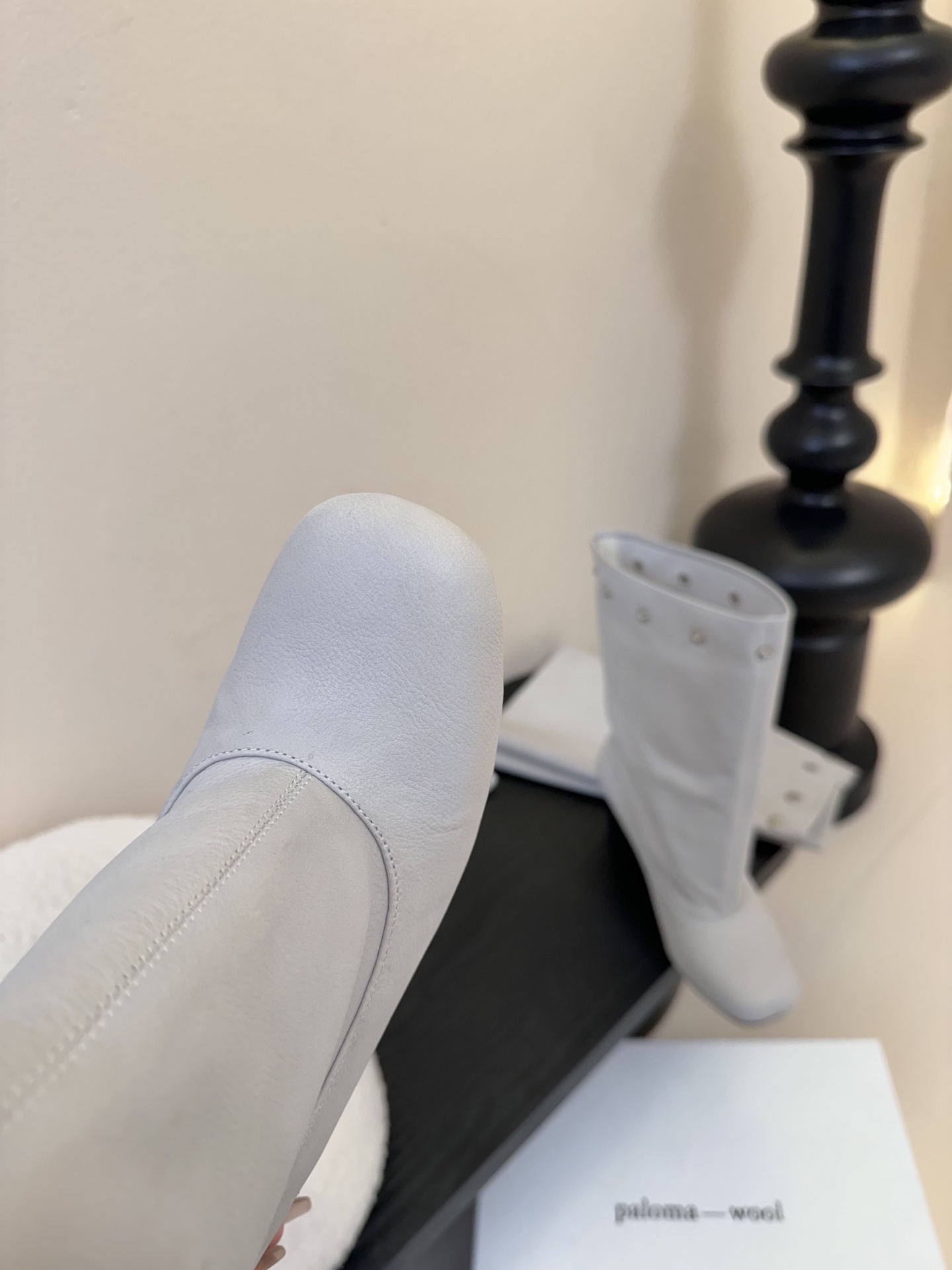 
Paloma Wool 𝟐𝟓𝐀𝐖新品

一鞋多穿 利落皮革拼接铆钉 在硬朗与柔滑间碰撞张力 可直筒可褶