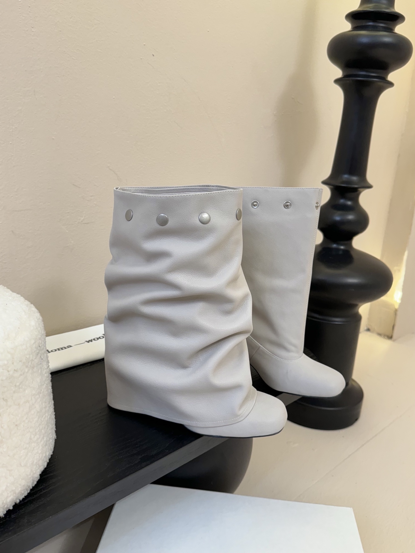 
Paloma Wool 𝟐𝟓𝐀𝐖新品

一鞋多穿 利落皮革拼接铆钉 在硬朗与柔滑间碰撞张力 可直筒可褶