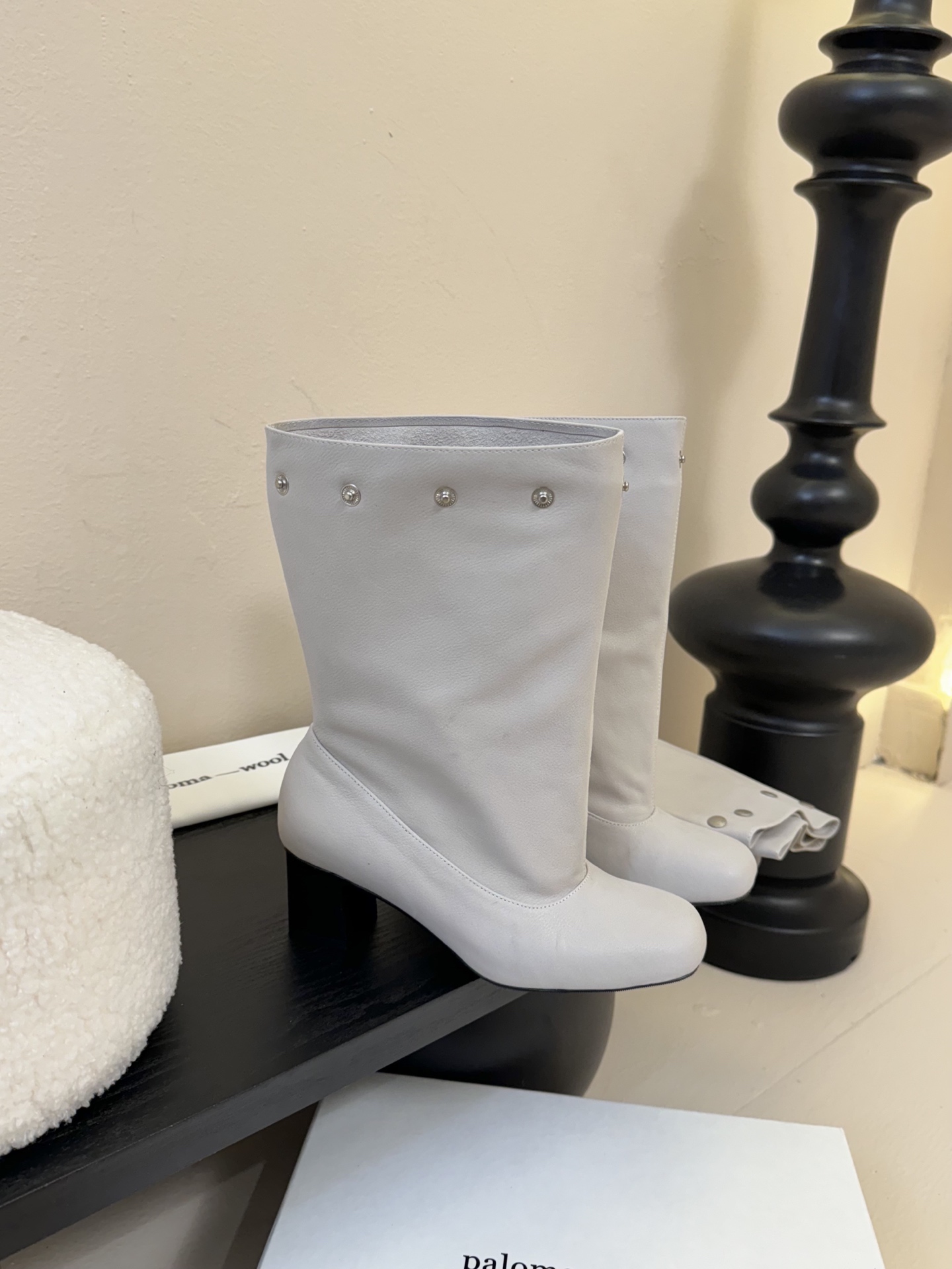 
Paloma Wool 𝟐𝟓𝐀𝐖新品

一鞋多穿 利落皮革拼接铆钉 在硬朗与柔滑间碰撞张力 可直筒可褶