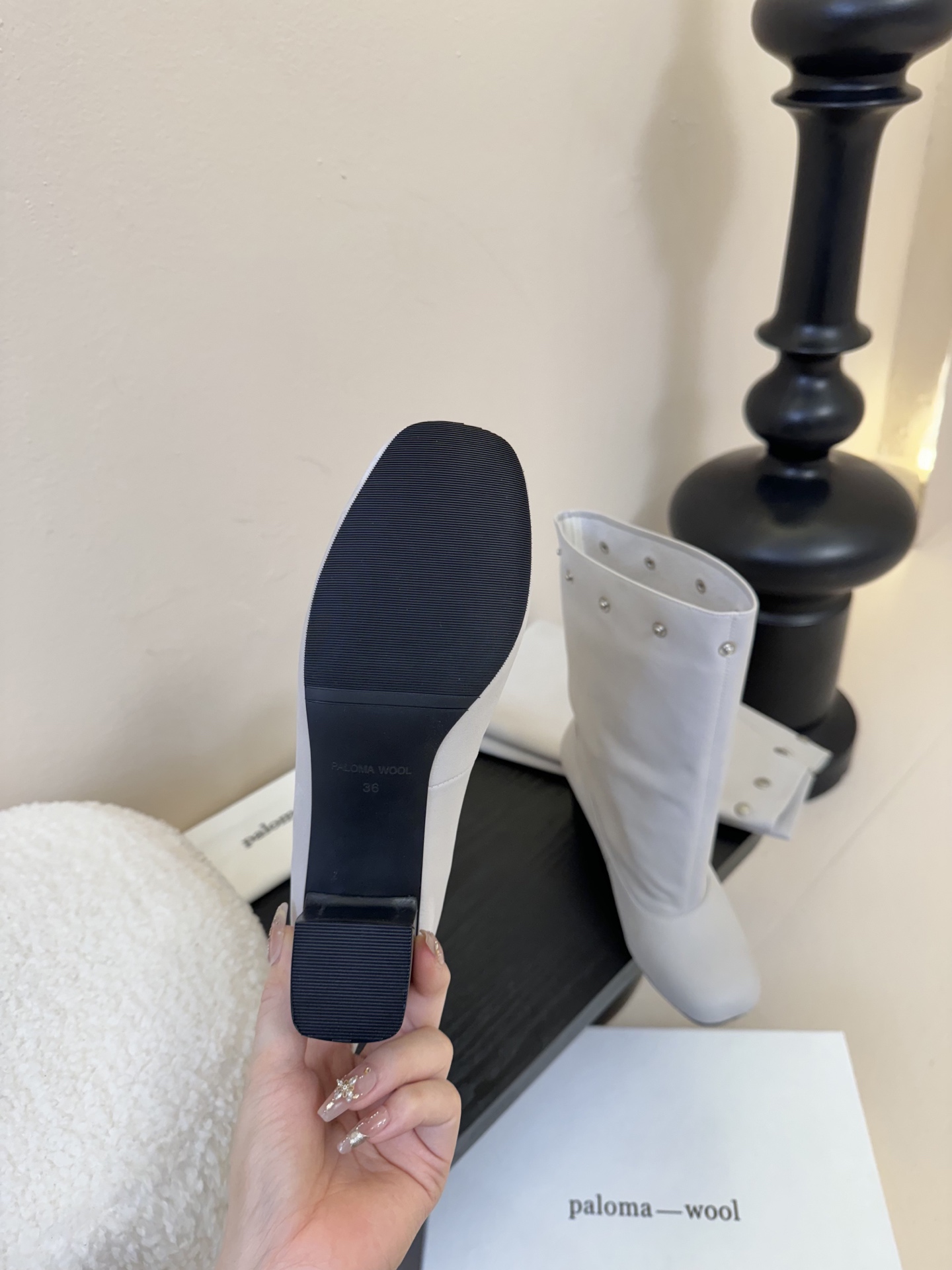 
Paloma Wool 𝟐𝟓𝐀𝐖新品

一鞋多穿 利落皮革拼接铆钉 在硬朗与柔滑间碰撞张力 可直筒可褶