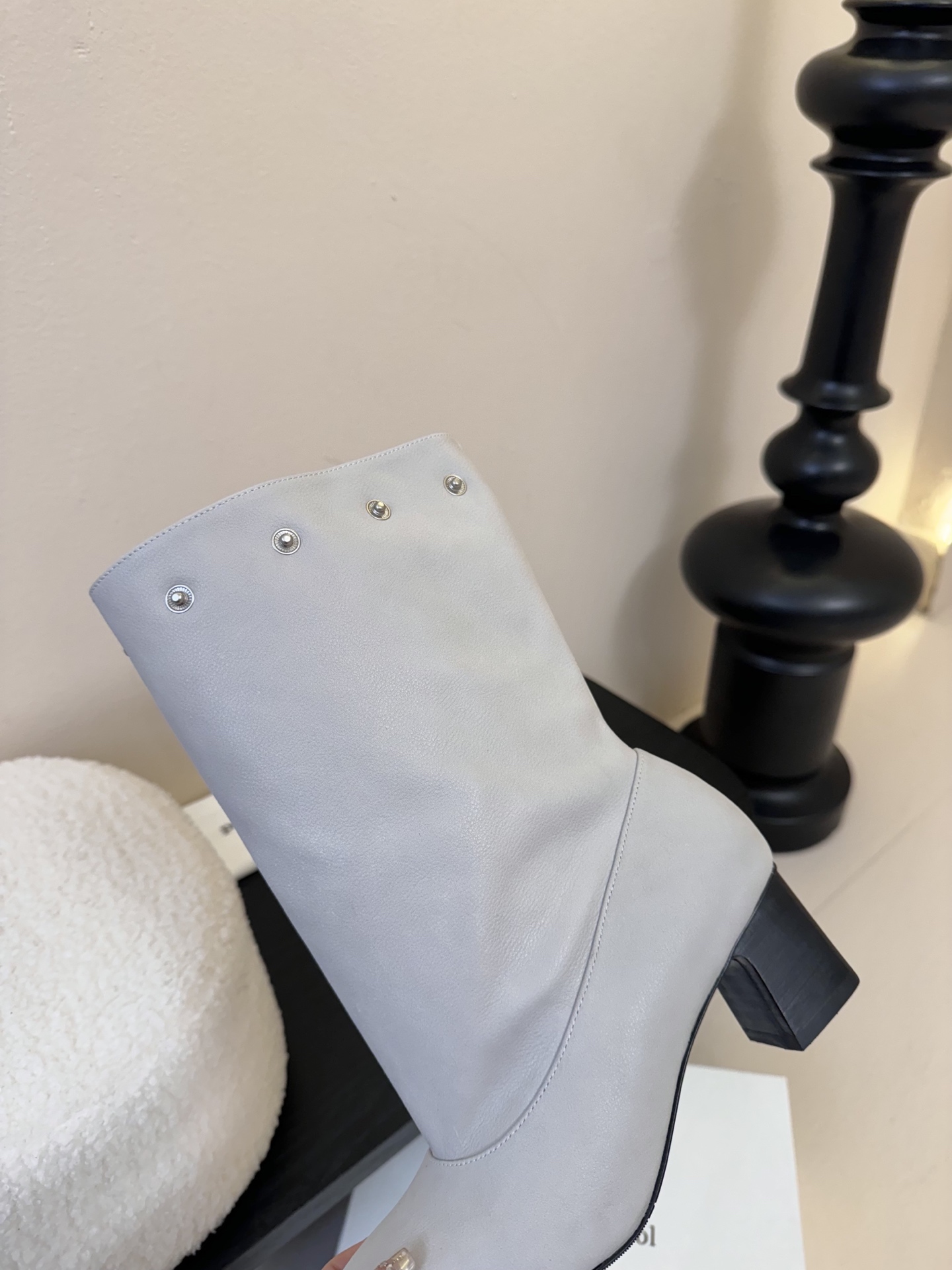 
Paloma Wool 𝟐𝟓𝐀𝐖新品

一鞋多穿 利落皮革拼接铆钉 在硬朗与柔滑间碰撞张力 可直筒可褶