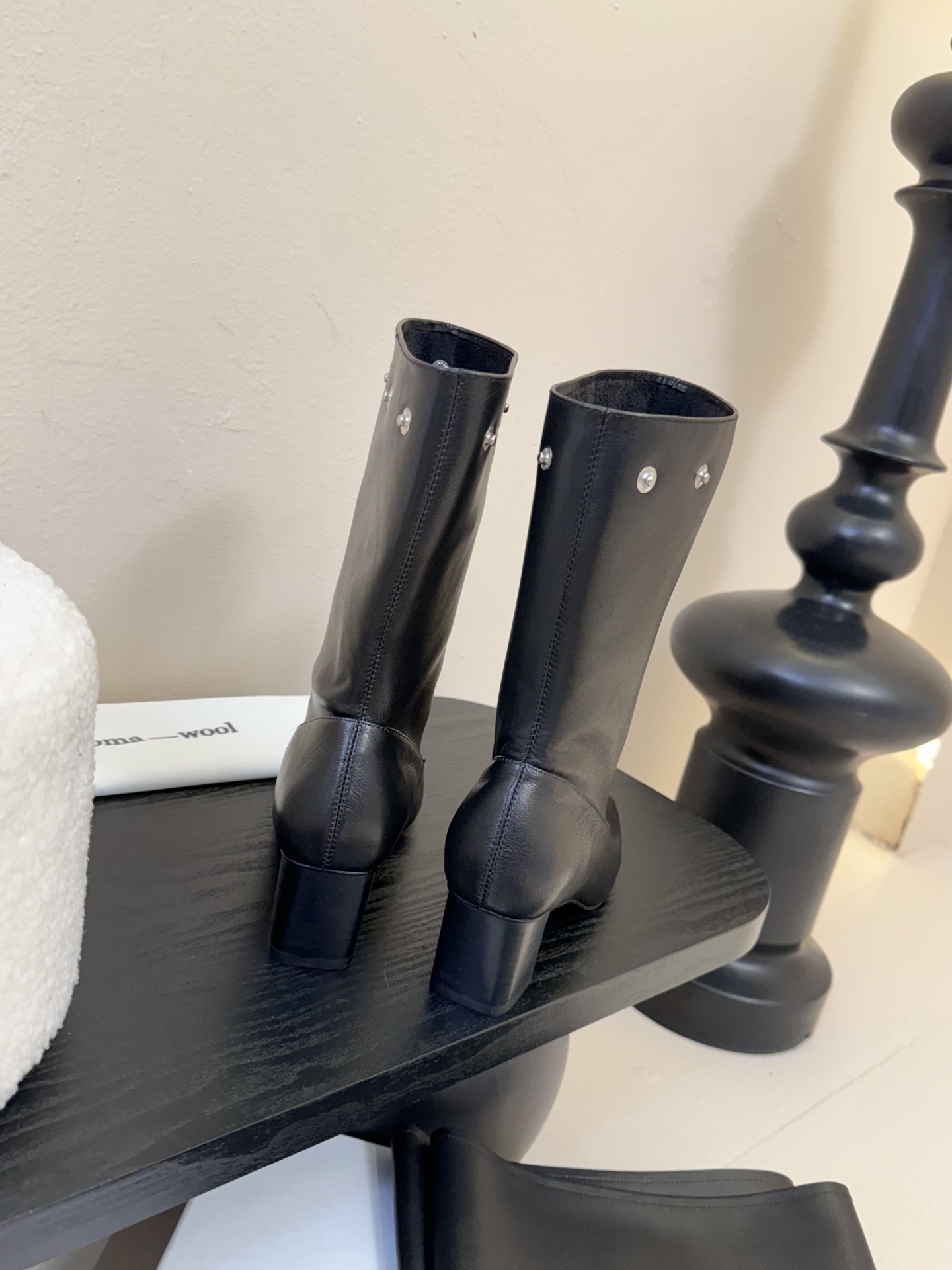 
Paloma Wool 𝟐𝟓𝐀𝐖新品

一鞋多穿 利落皮革拼接铆钉 在硬朗与柔滑间碰撞张力 可直筒可褶