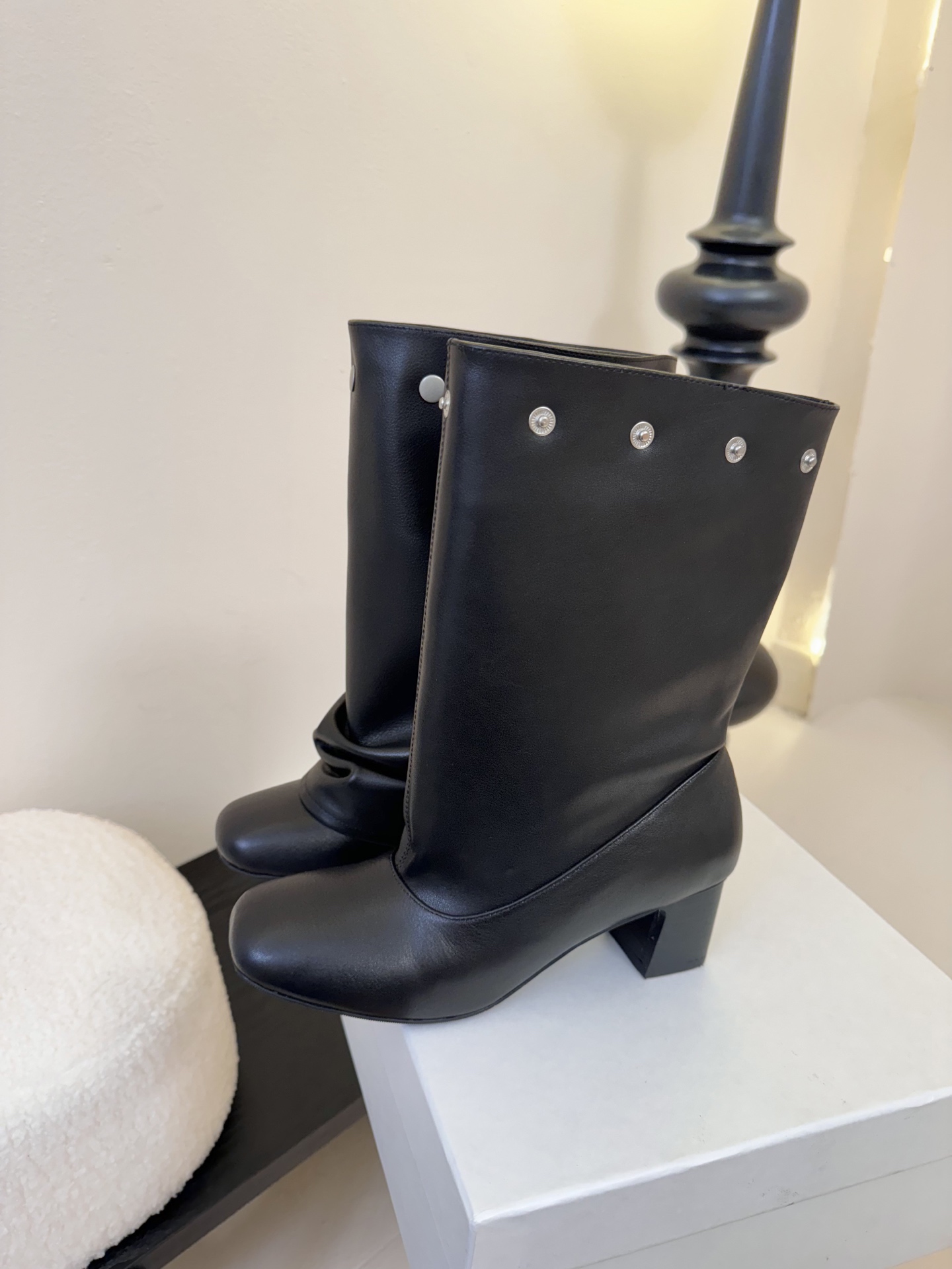 
Paloma Wool 𝟐𝟓𝐀𝐖新品

一鞋多穿 利落皮革拼接铆钉 在硬朗与柔滑间碰撞张力 可直筒可褶