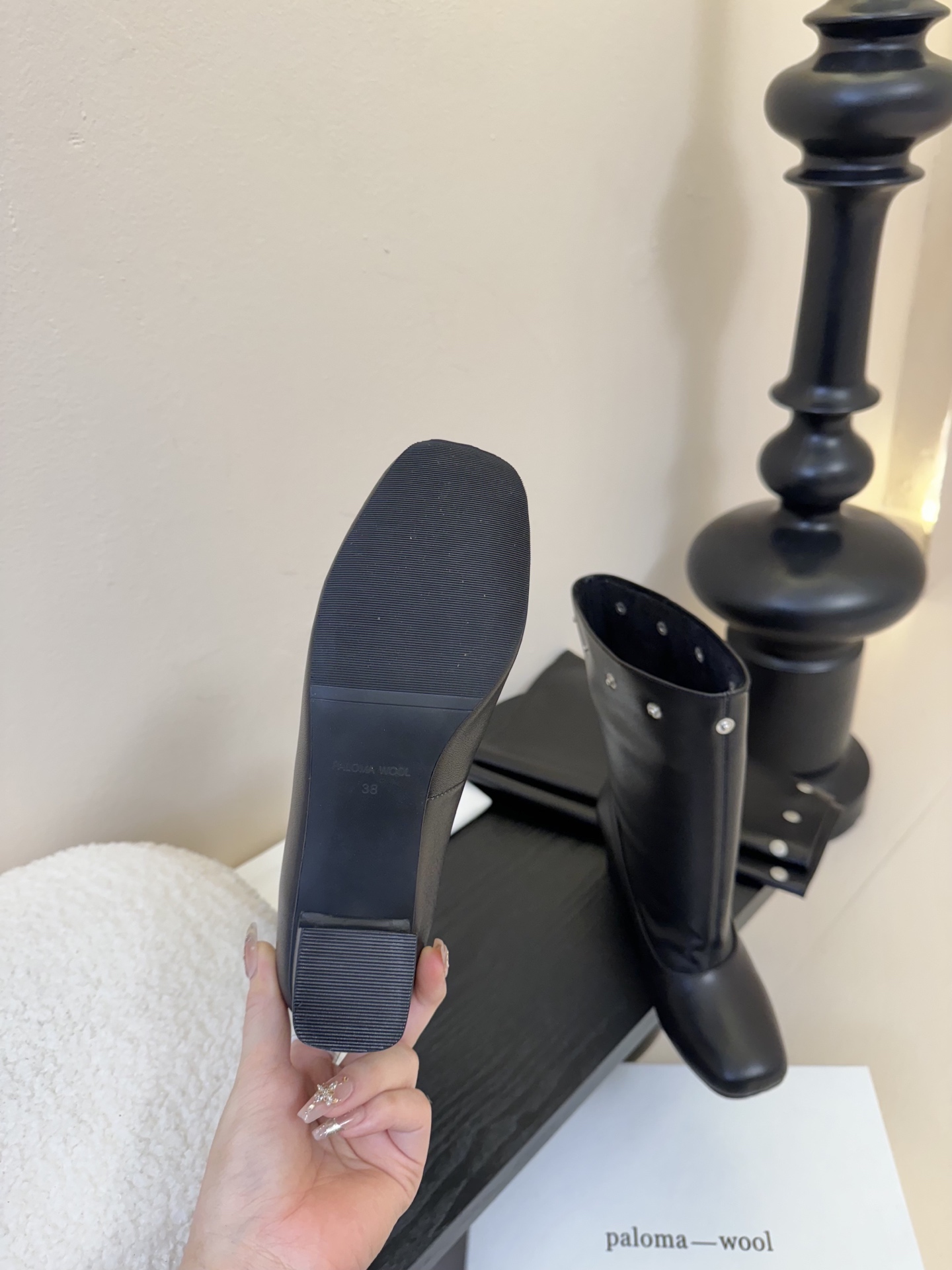 
Paloma Wool 𝟐𝟓𝐀𝐖新品

一鞋多穿 利落皮革拼接铆钉 在硬朗与柔滑间碰撞张力 可直筒可褶