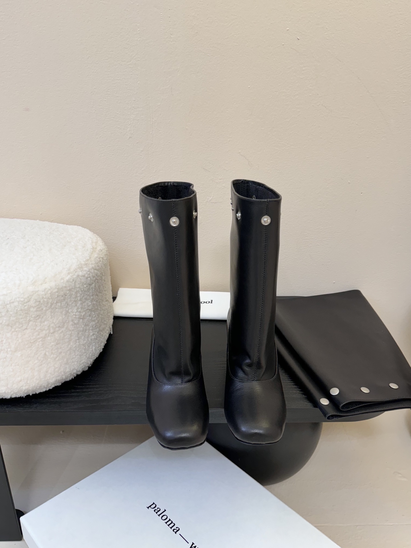 
Paloma Wool 𝟐𝟓𝐀𝐖新品

一鞋多穿 利落皮革拼接铆钉 在硬朗与柔滑间碰撞张力 可直筒可褶