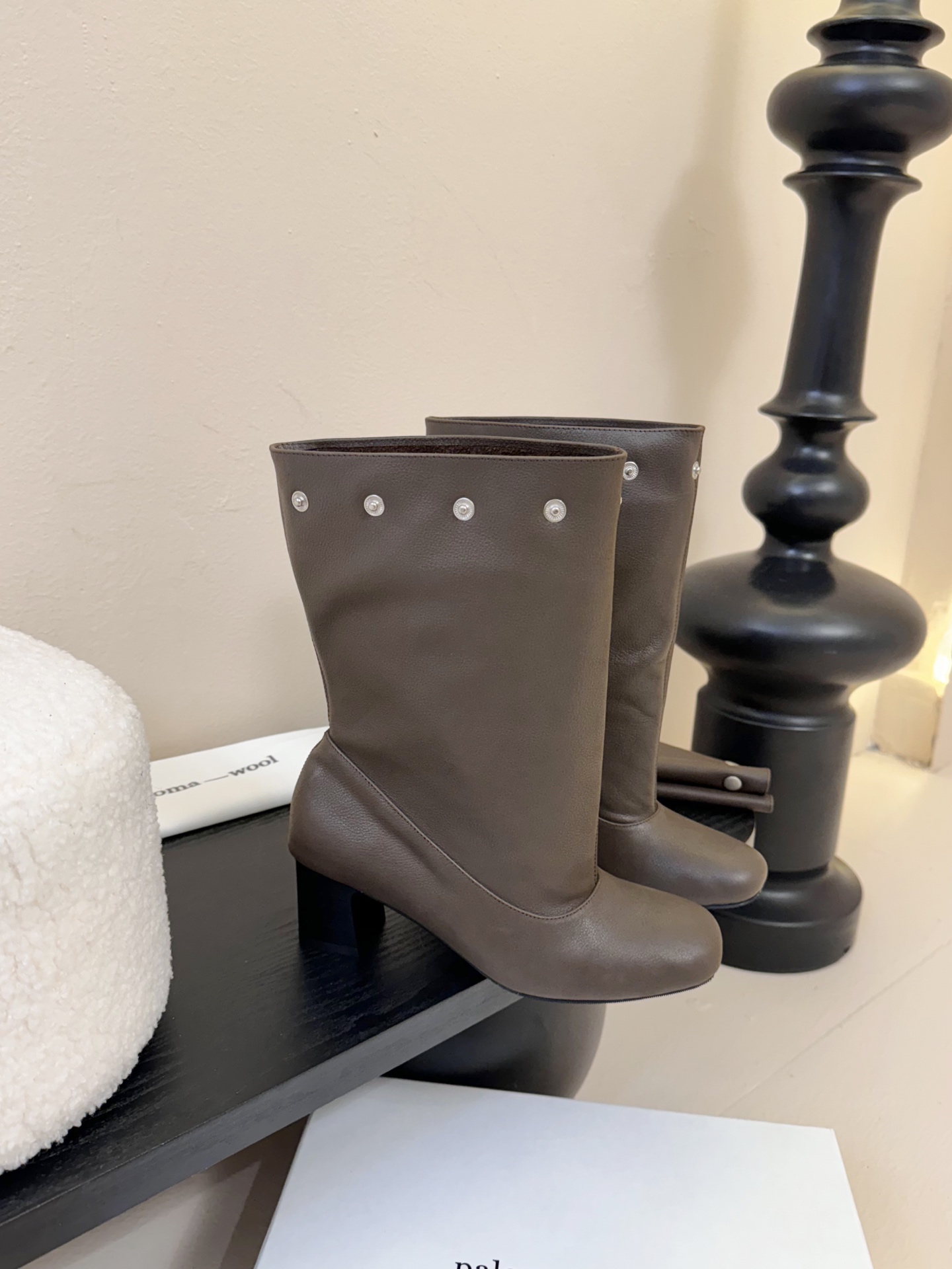 
Paloma Wool 𝟐𝟓𝐀𝐖新品

一鞋多穿 利落皮革拼接铆钉 在硬朗与柔滑间碰撞张力 可直筒可褶