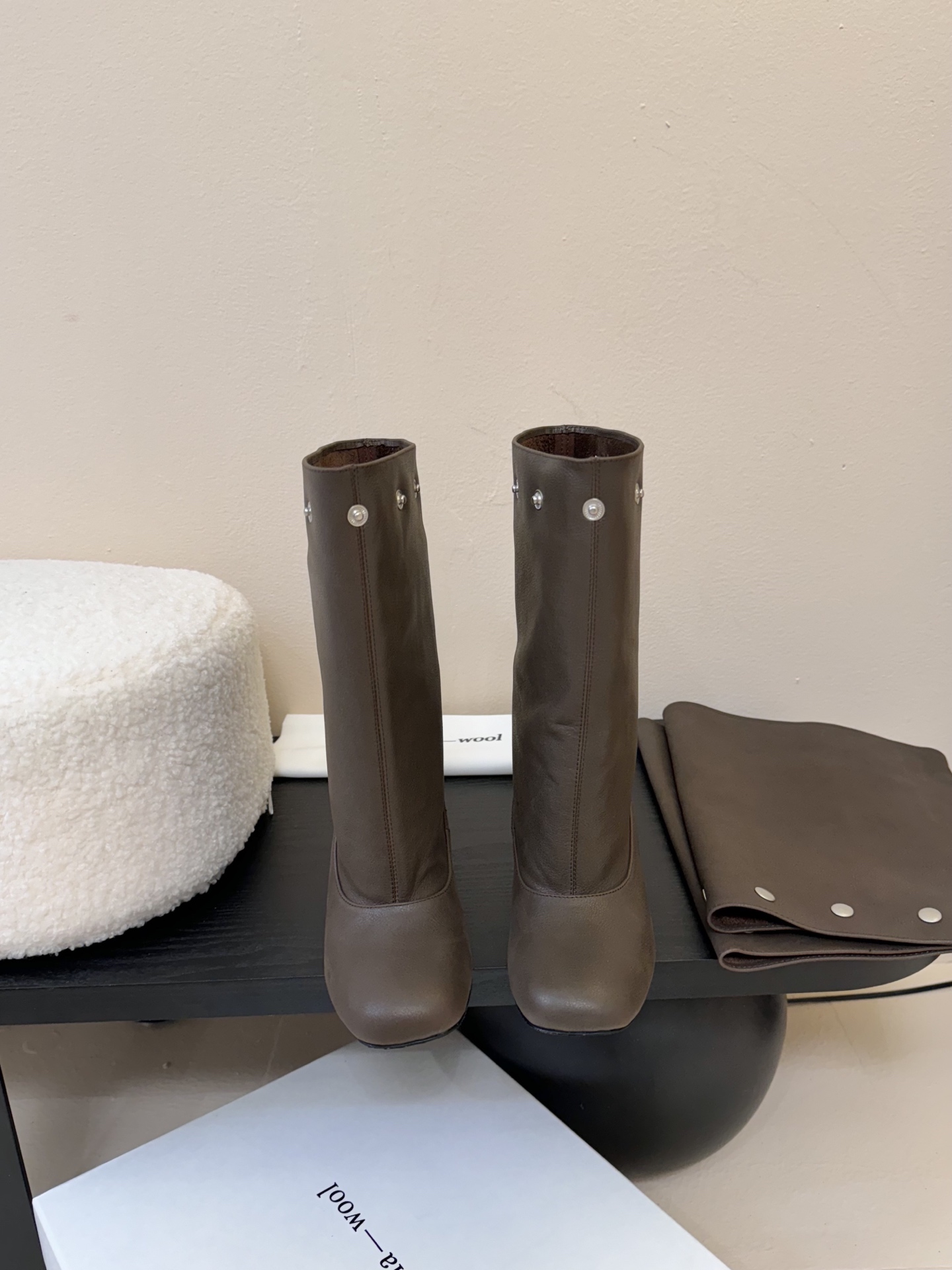 
Paloma Wool 𝟐𝟓𝐀𝐖新品

一鞋多穿 利落皮革拼接铆钉 在硬朗与柔滑间碰撞张力 可直筒可褶