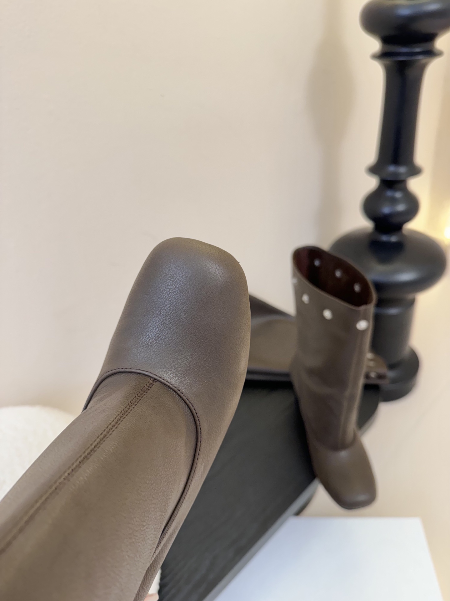 
Paloma Wool 𝟐𝟓𝐀𝐖新品

一鞋多穿 利落皮革拼接铆钉 在硬朗与柔滑间碰撞张力 可直筒可褶