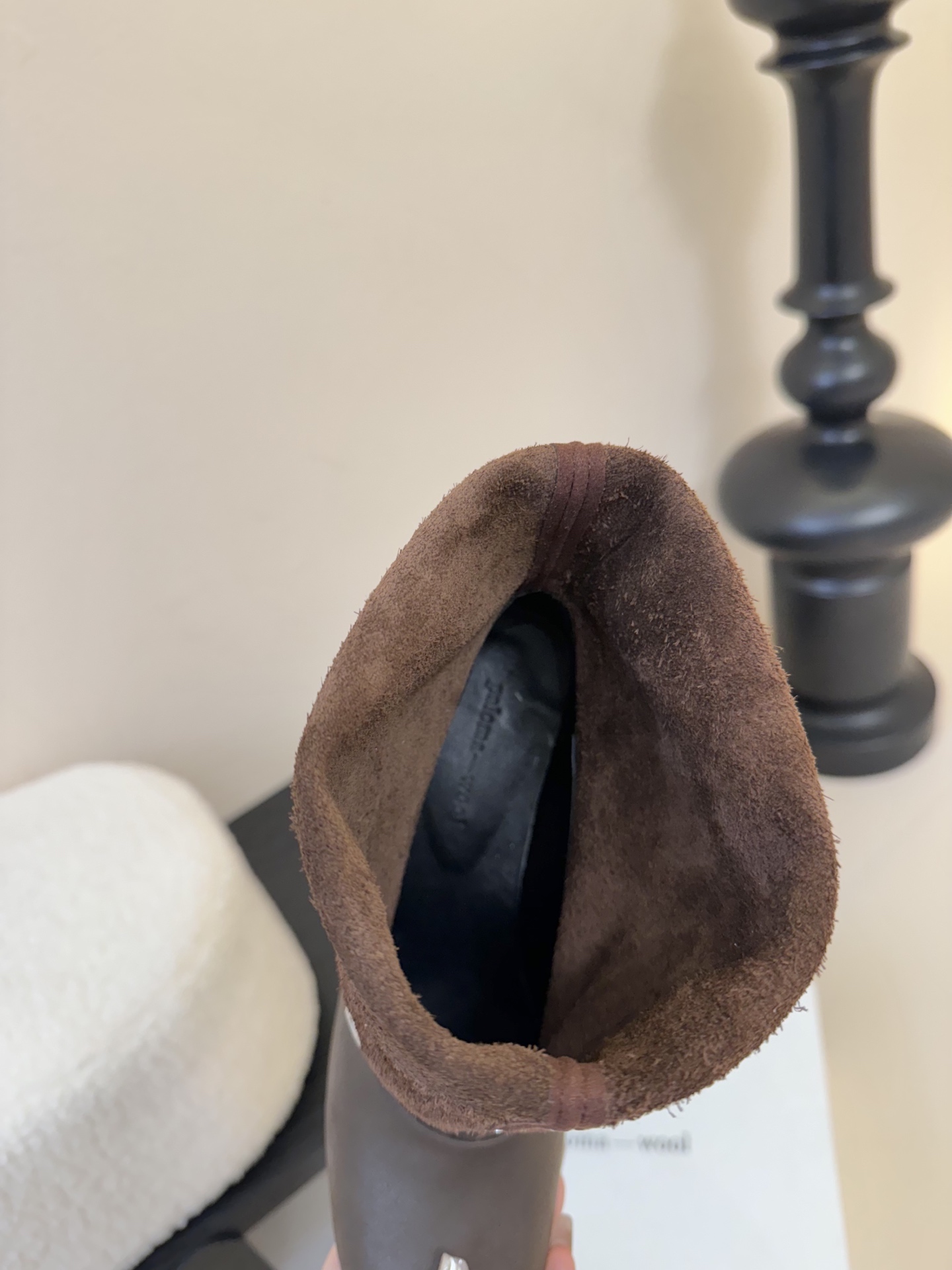 
Paloma Wool 𝟐𝟓𝐀𝐖新品

一鞋多穿 利落皮革拼接铆钉 在硬朗与柔滑间碰撞张力 可直筒可褶