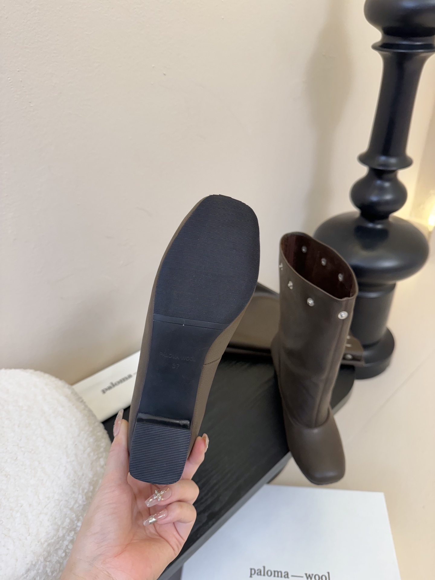 
Paloma Wool 𝟐𝟓𝐀𝐖新品

一鞋多穿 利落皮革拼接铆钉 在硬朗与柔滑间碰撞张力 可直筒可褶