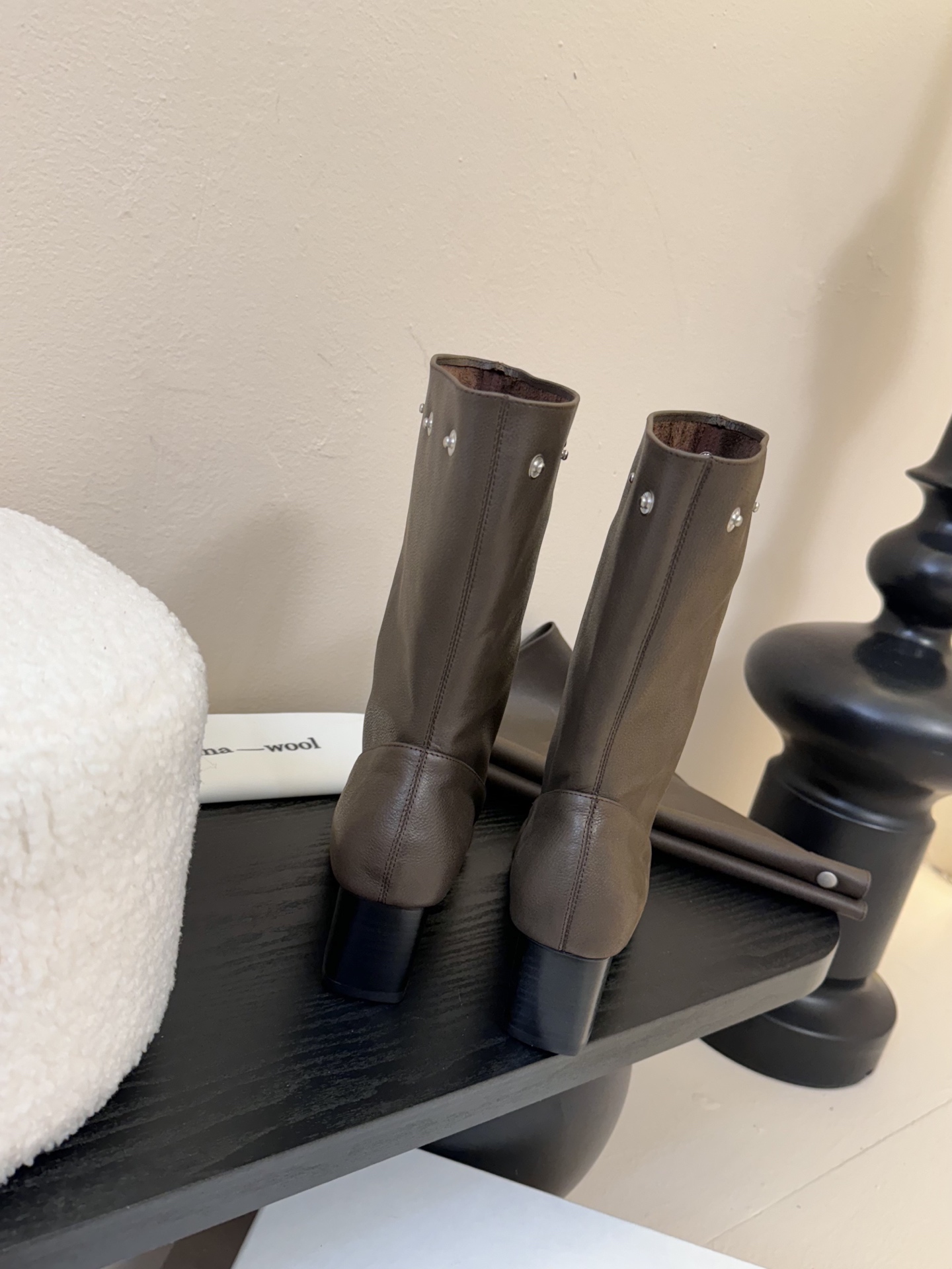 
Paloma Wool 𝟐𝟓𝐀𝐖新品

一鞋多穿 利落皮革拼接铆钉 在硬朗与柔滑间碰撞张力 可直筒可褶