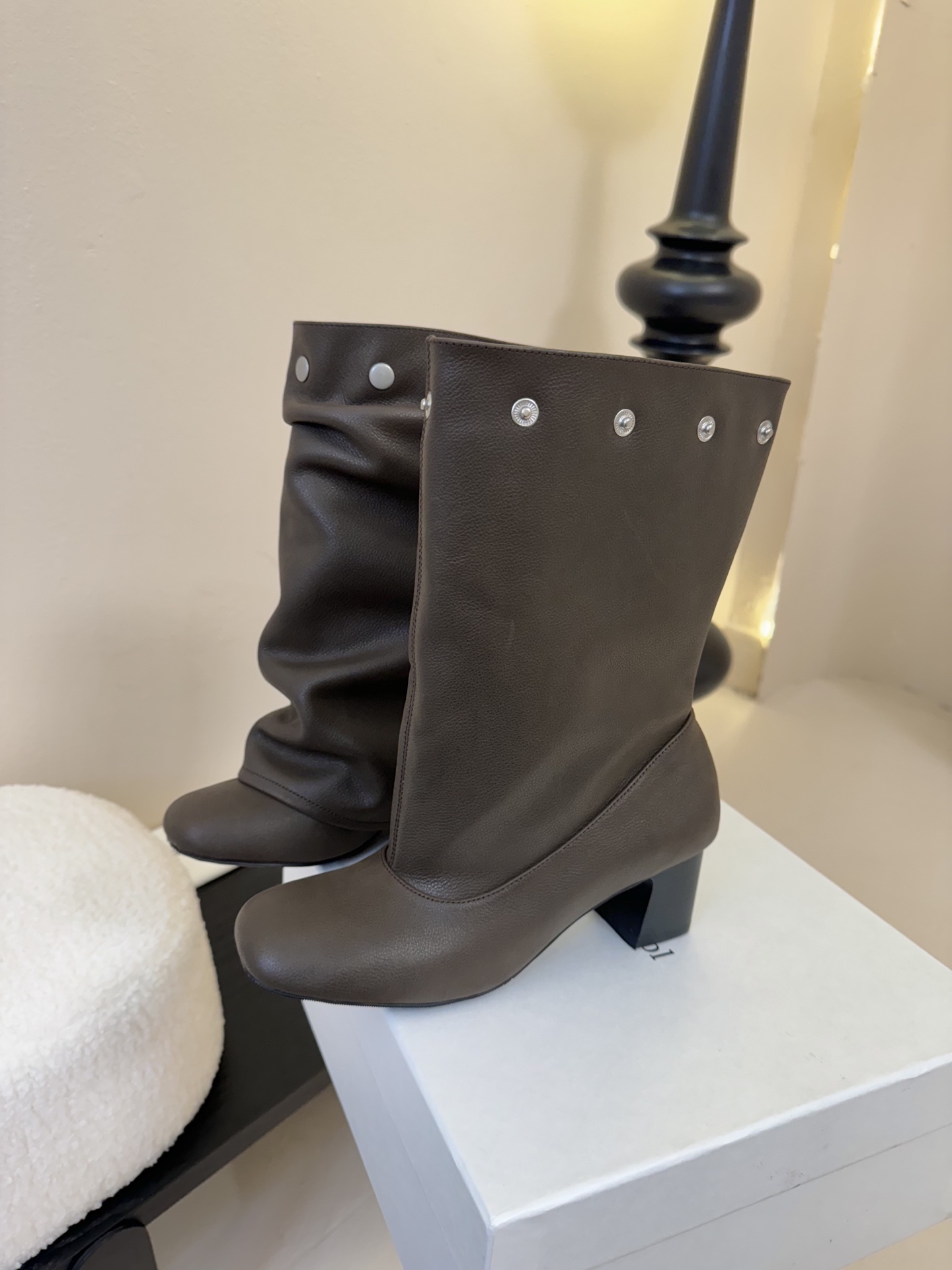 
Paloma Wool 𝟐𝟓𝐀𝐖新品

一鞋多穿 利落皮革拼接铆钉 在硬朗与柔滑间碰撞张力 可直筒可褶