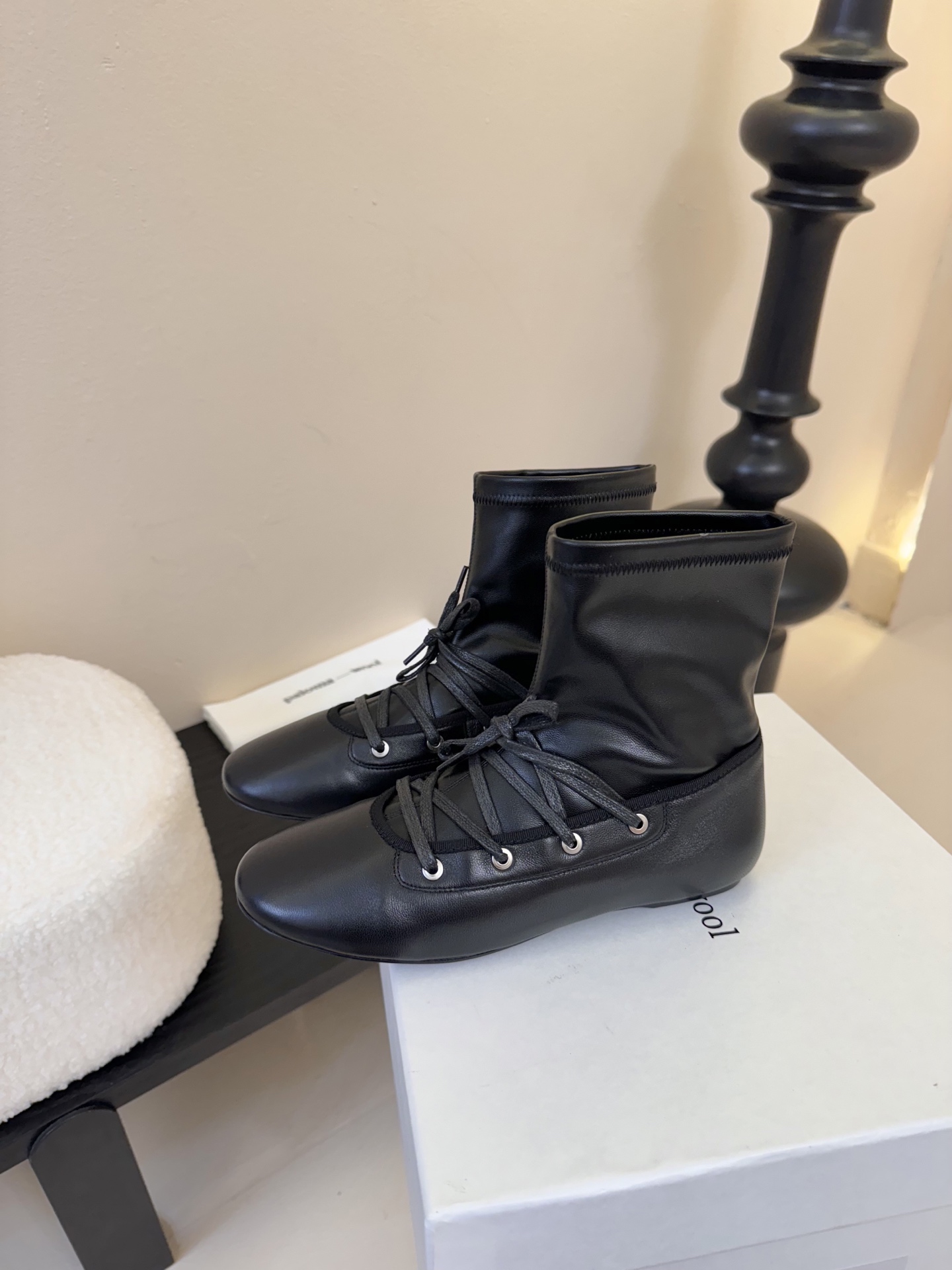 
Paloma Wool 𝟐𝟓𝐀𝐖新品

一鞋多穿 利落皮革拼接铆钉 在硬朗与柔滑间碰撞张力 可直筒可褶