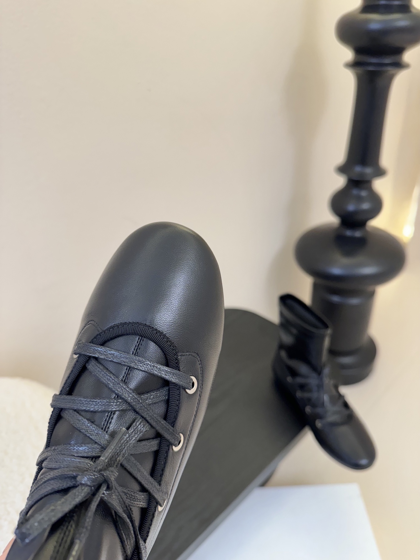 
Paloma Wool 𝟐𝟓𝐀𝐖新品

一鞋多穿 利落皮革拼接铆钉 在硬朗与柔滑间碰撞张力 可直筒可褶