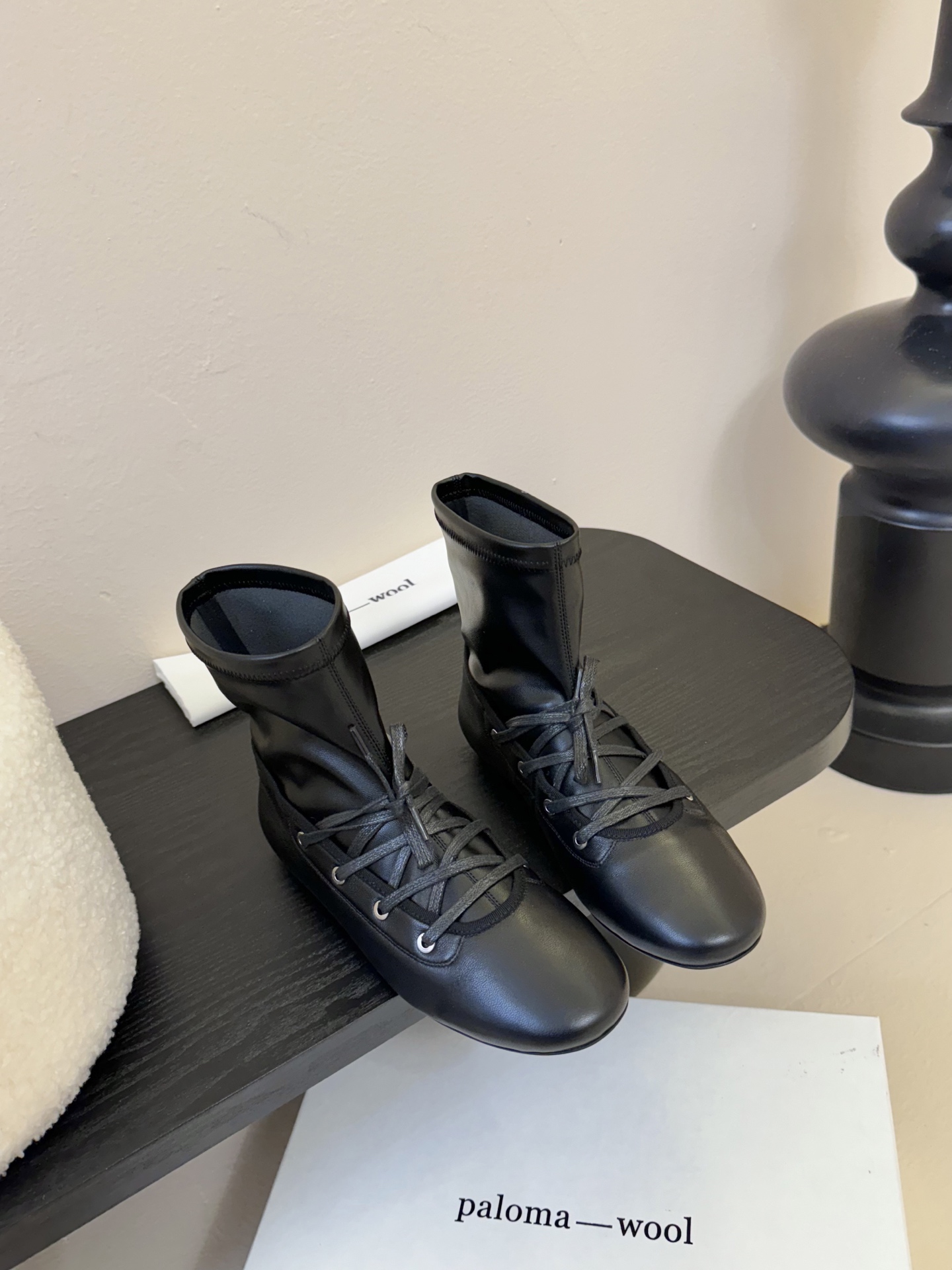 
Paloma Wool 𝟐𝟓𝐀𝐖新品

一鞋多穿 利落皮革拼接铆钉 在硬朗与柔滑间碰撞张力 可直筒可褶
