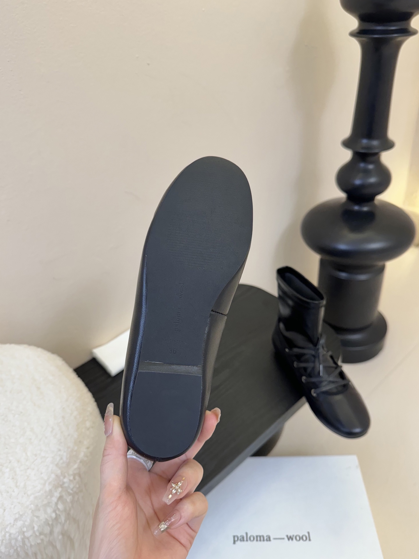 
Paloma Wool 𝟐𝟓𝐀𝐖新品

一鞋多穿 利落皮革拼接铆钉 在硬朗与柔滑间碰撞张力 可直筒可褶