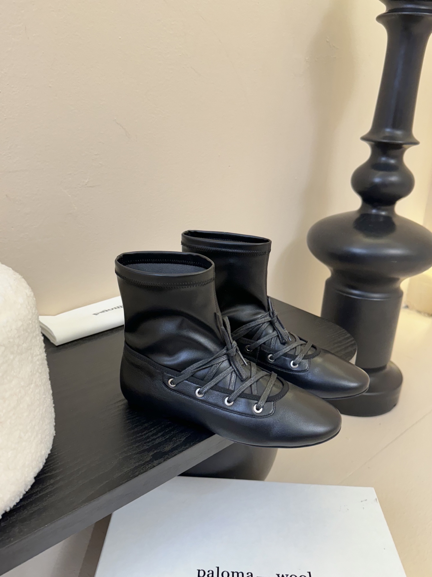 
Paloma Wool 𝟐𝟓𝐀𝐖新品

一鞋多穿 利落皮革拼接铆钉 在硬朗与柔滑间碰撞张力 可直筒可褶