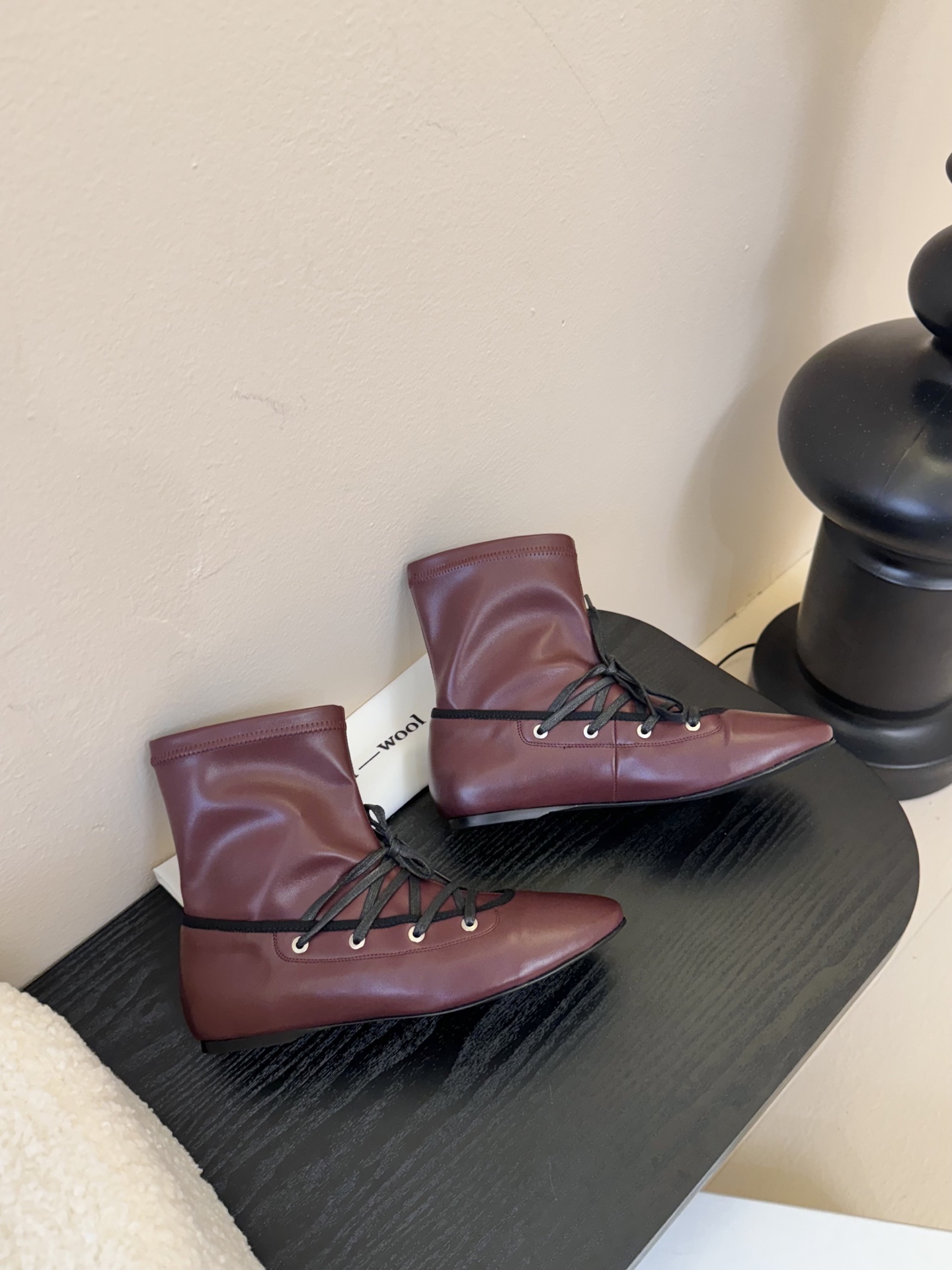 
Paloma Wool 𝟐𝟓𝐀𝐖新品

一鞋多穿 利落皮革拼接铆钉 在硬朗与柔滑间碰撞张力 可直筒可褶