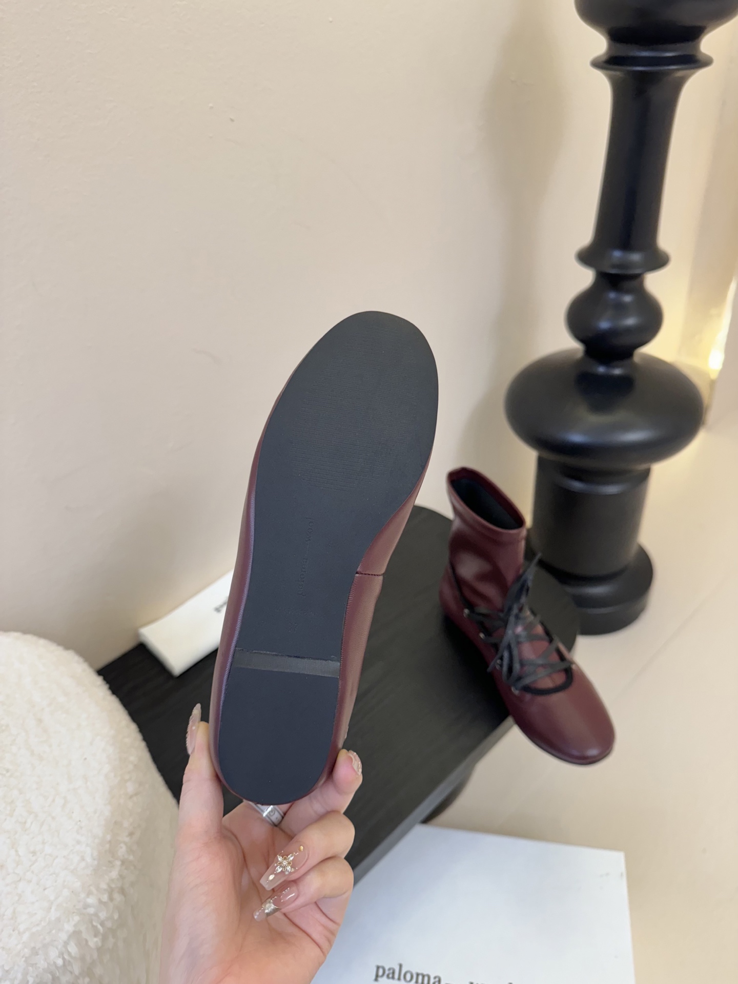 
Paloma Wool 𝟐𝟓𝐀𝐖新品

一鞋多穿 利落皮革拼接铆钉 在硬朗与柔滑间碰撞张力 可直筒可褶
