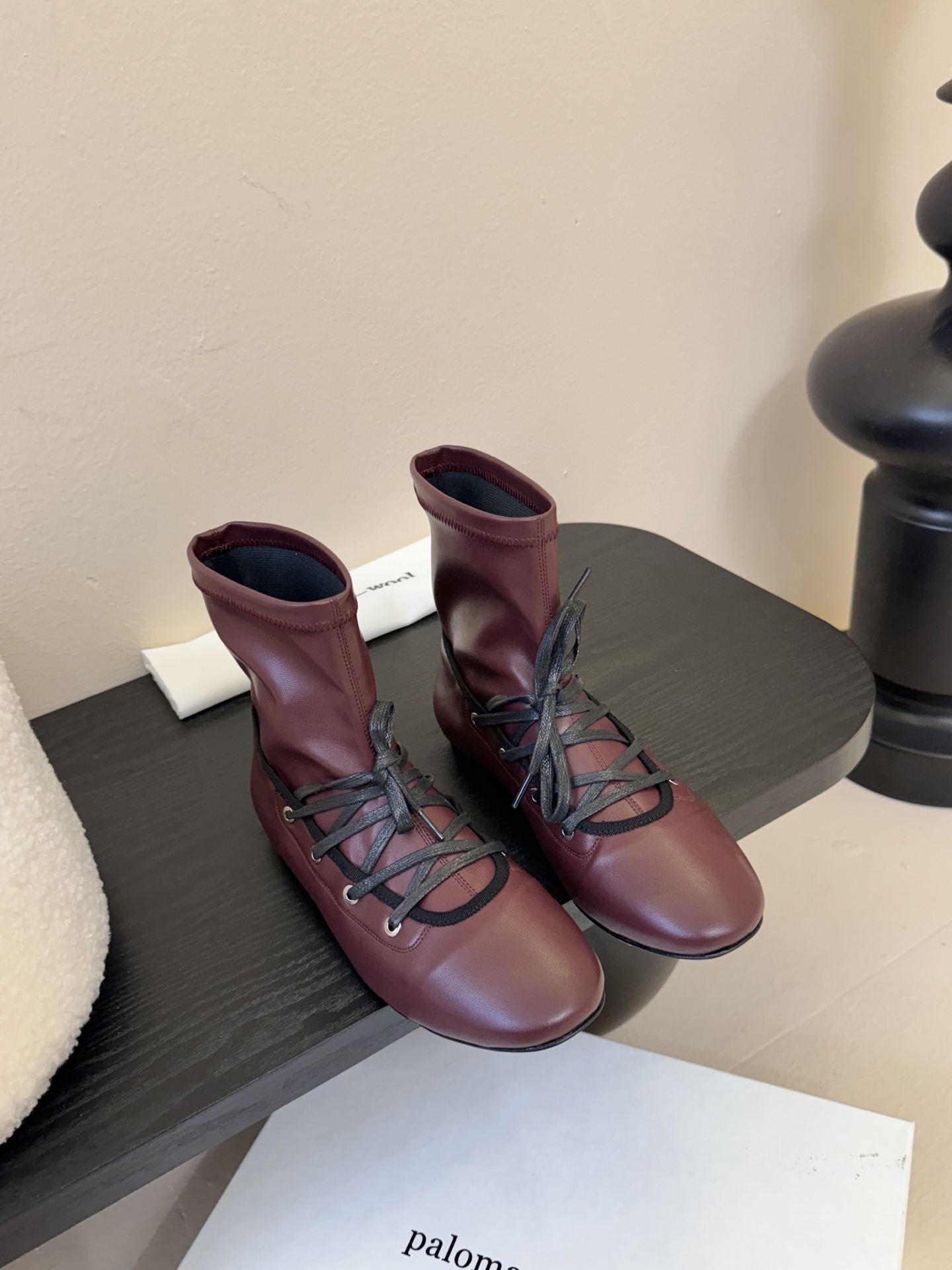 
Paloma Wool 𝟐𝟓𝐀𝐖新品

一鞋多穿 利落皮革拼接铆钉 在硬朗与柔滑间碰撞张力 可直筒可褶