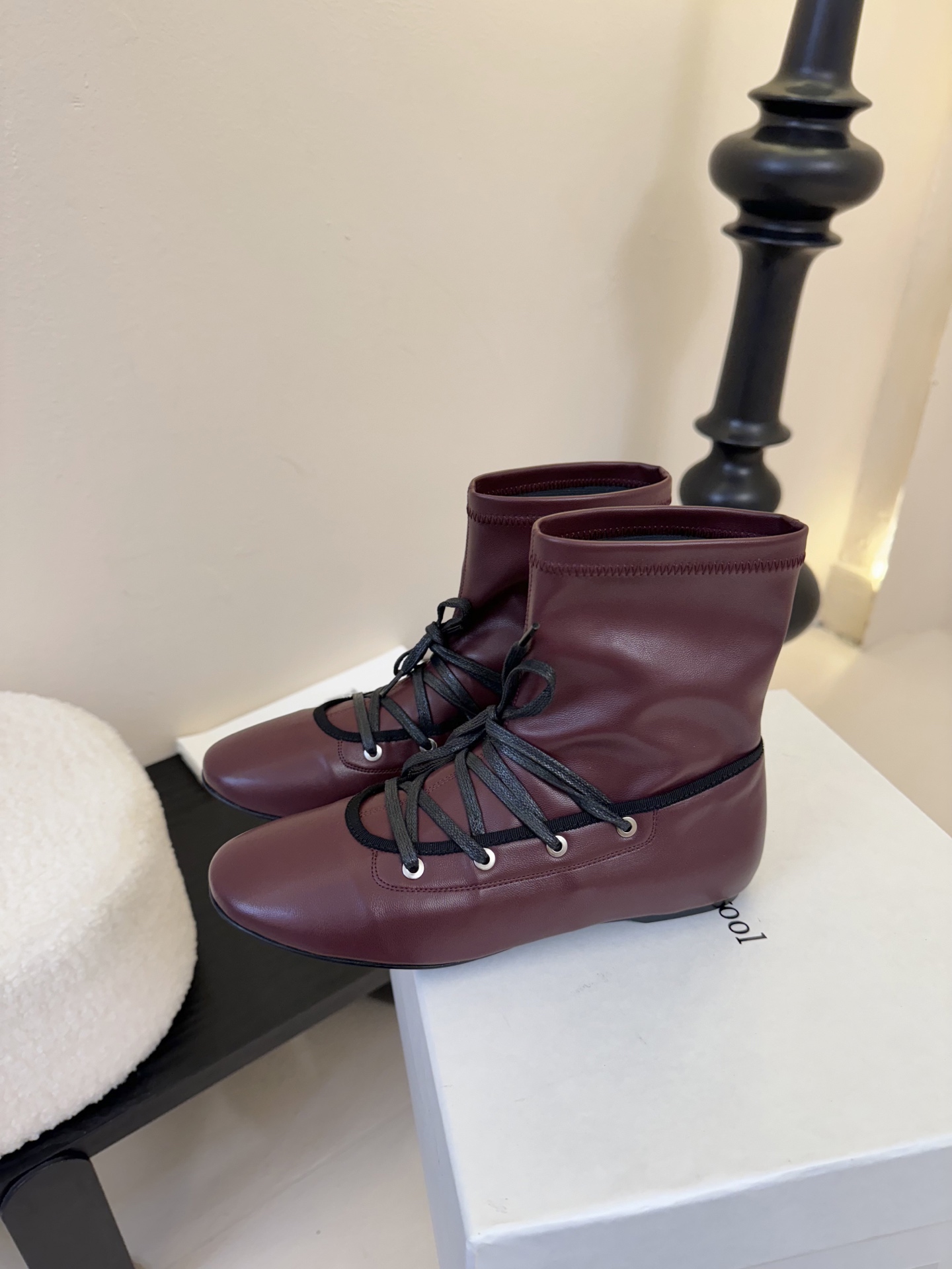 
Paloma Wool 𝟐𝟓𝐀𝐖新品

一鞋多穿 利落皮革拼接铆钉 在硬朗与柔滑间碰撞张力 可直筒可褶