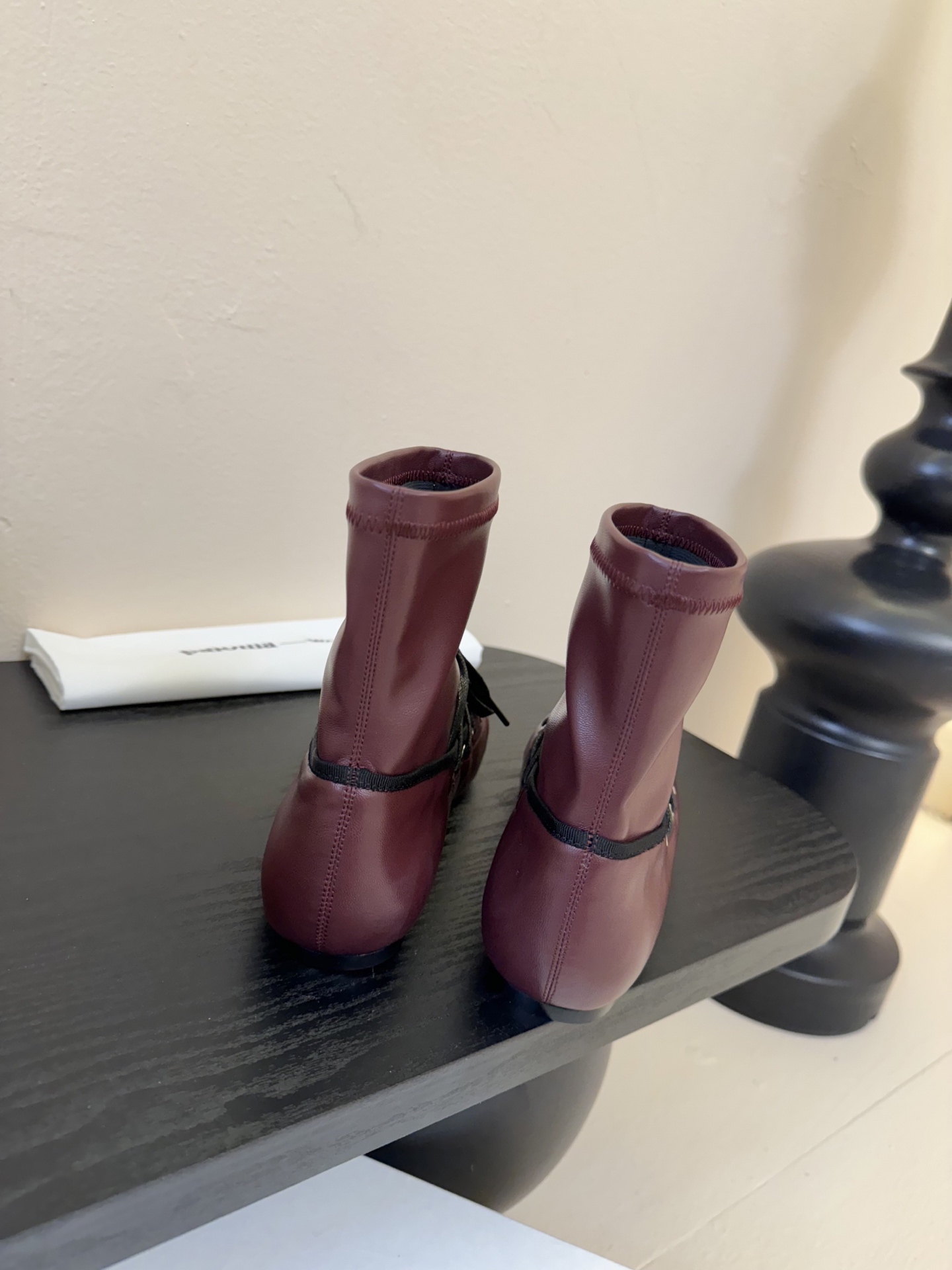 
Paloma Wool 𝟐𝟓𝐀𝐖新品

一鞋多穿 利落皮革拼接铆钉 在硬朗与柔滑间碰撞张力 可直筒可褶