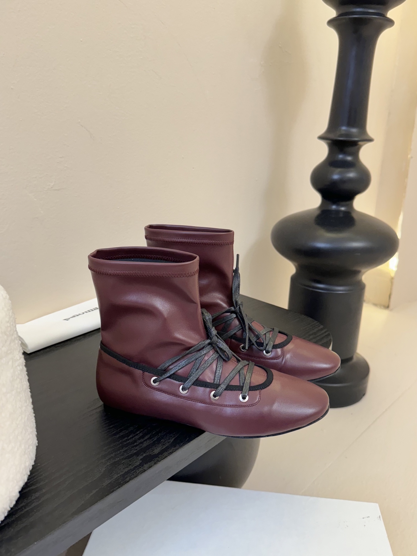 
Paloma Wool 𝟐𝟓𝐀𝐖新品

一鞋多穿 利落皮革拼接铆钉 在硬朗与柔滑间碰撞张力 可直筒可褶