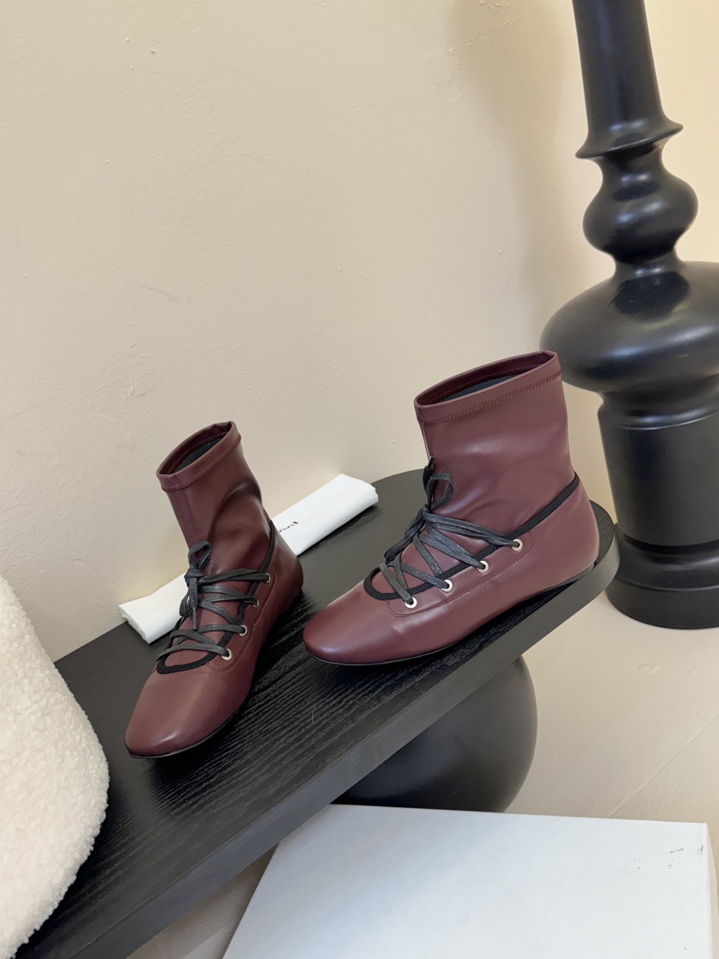 
Paloma Wool 𝟐𝟓𝐀𝐖新品

一鞋多穿 利落皮革拼接铆钉 在硬朗与柔滑间碰撞张力 可直筒可褶