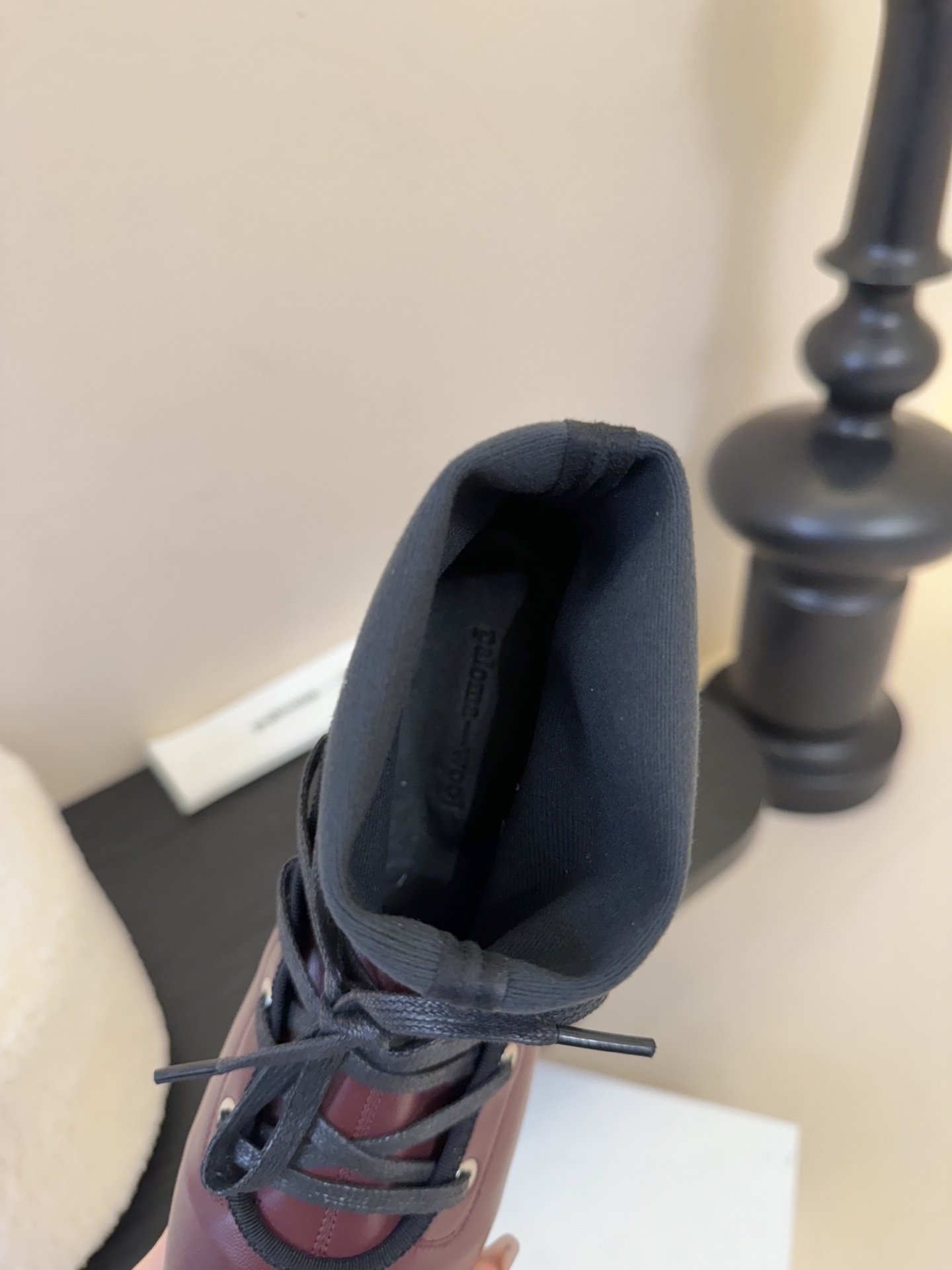
Paloma Wool 𝟐𝟓𝐀𝐖新品

一鞋多穿 利落皮革拼接铆钉 在硬朗与柔滑间碰撞张力 可直筒可褶