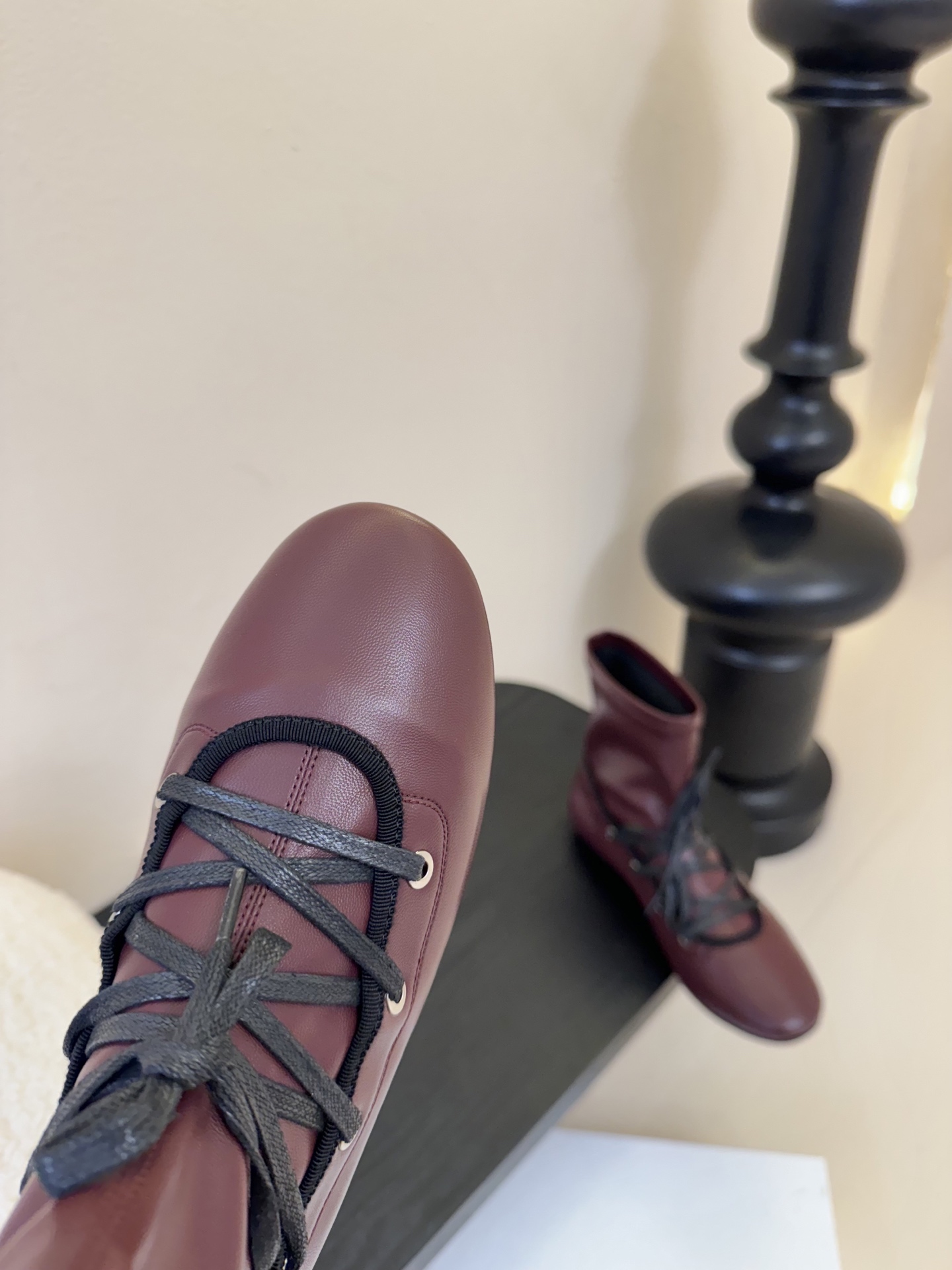 
Paloma Wool 𝟐𝟓𝐀𝐖新品

一鞋多穿 利落皮革拼接铆钉 在硬朗与柔滑间碰撞张力 可直筒可褶