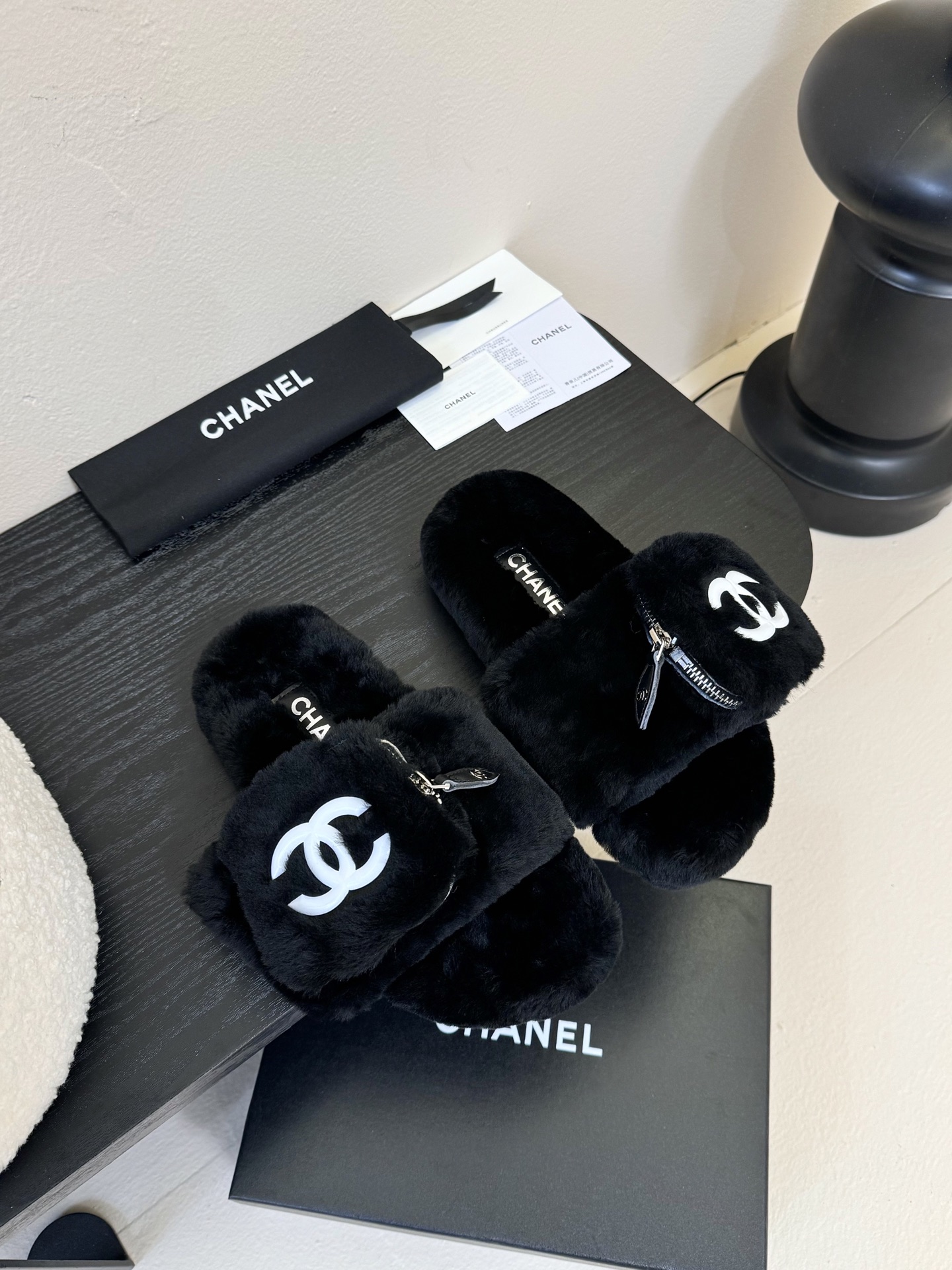 NO:447686,CHANE* ｜Xiaoxiang Classic Four Season Double C Fur Slippers This fleece slippers is really cute~ Soft and fluffy fur, comfortable and warm feet! It is casual and lazy with socks in autumn and winter. It looks beautiful and fashionable! It is beautiful and beautiful! Imported Australian real wool, delicate and soft and silky feel. Original open mold rubber sole Size35-39 (customized by 40/41), fur shoes, chanel, slippers, socks19860909批 CHANE* ｜小香经典四季双C毛毛拖鞋 这款毛拖真的是真太可爱了～ 柔软蓬松的毛毛,舒服暖脚! 秋冬搭配袜子休闲又慵懒 上脚真的好看又时髦!美腻美爆了! 进口澳洲真羊毛,手感细腻柔软丝滑 原版开模橡胶底 Size35-39（40/41定制）,毛毛鞋,chanel,slippers,socks,Women's Shoes