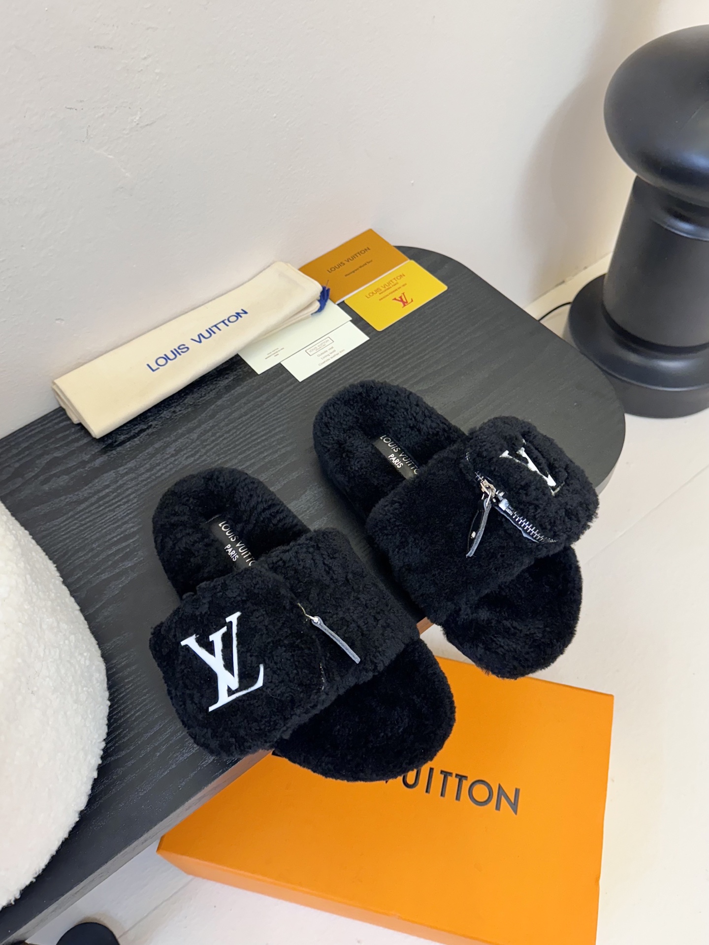 NO:447693,A piece of classic hot fur slippers for Lujia LV, a must-have item for fashionable essence, furry, soft and glutinous, comfortable and versatile, lazy and fashionable!  Imported wool original mold rubber outsole Size35-39 (customized by 40/41), fur shoes, louis vuitton, louis vuitton, louis vuitton, louis vuitton, slippers19860909批 驴家lv经典爆款毛毛拖鞋 时髦精必入单品 毛茸茸 软糯糯的居家外穿都 舒适百搭 慵懒又时髦！ 进口羊毛 原版模具橡胶大底 Size35-39（40/41定制）,毛毛鞋,louis vuitton,louis vuitton,louis vuitton,slippers,Women's Shoes