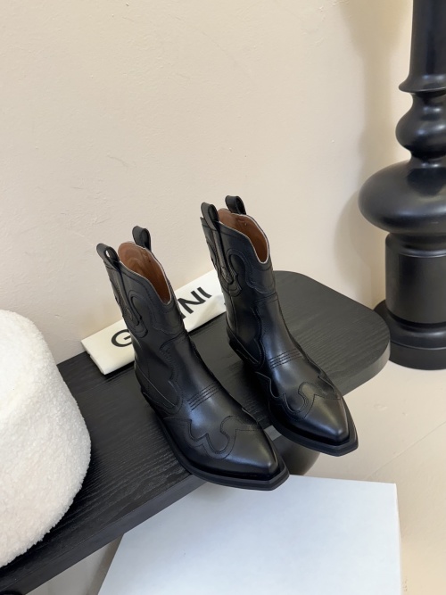 GANNI Western Boots in Black Leather with Embroidered Detail - Retro & Sexy 1 GANNI Western Boots in Black Leather with Embroidered Detail - Retro & Sexy